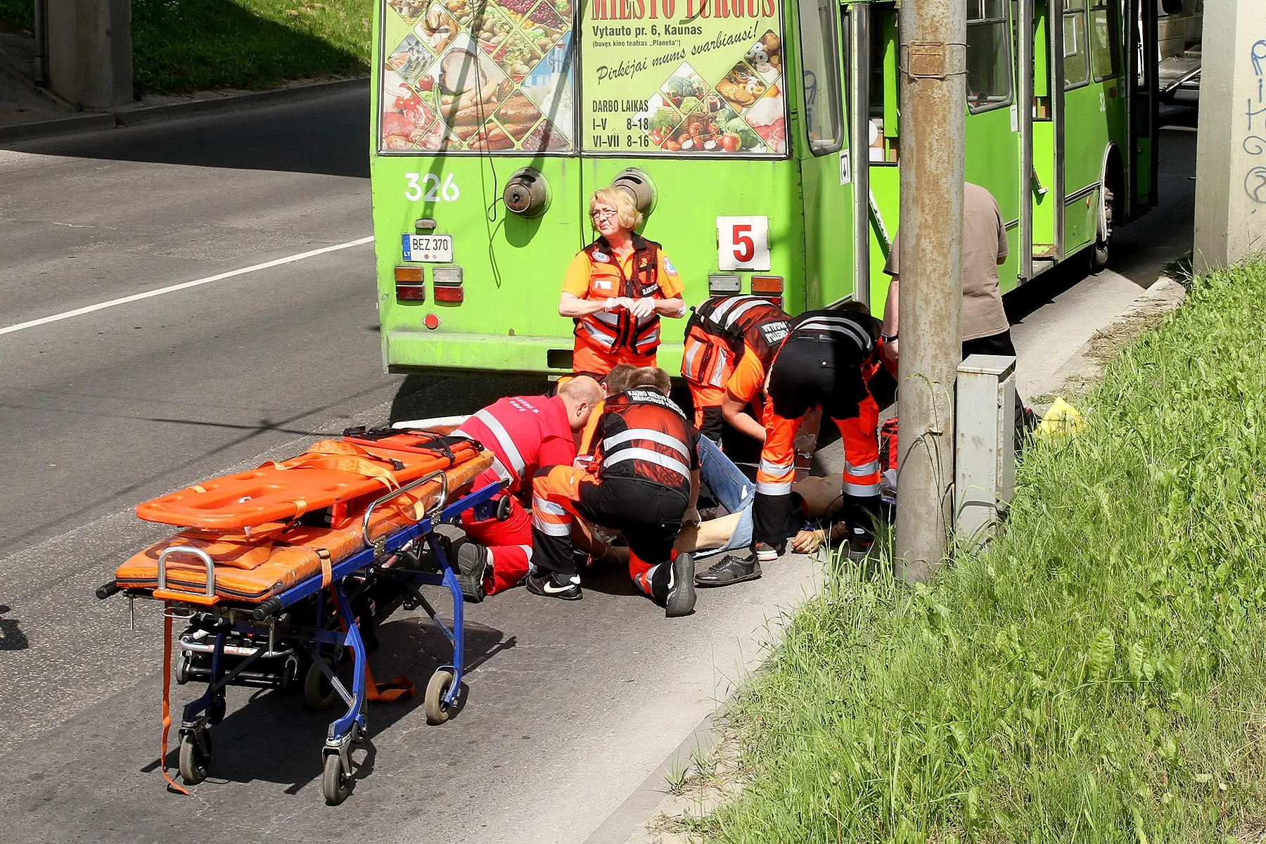Girtas vyras pagriuvo po troleibuso ratais