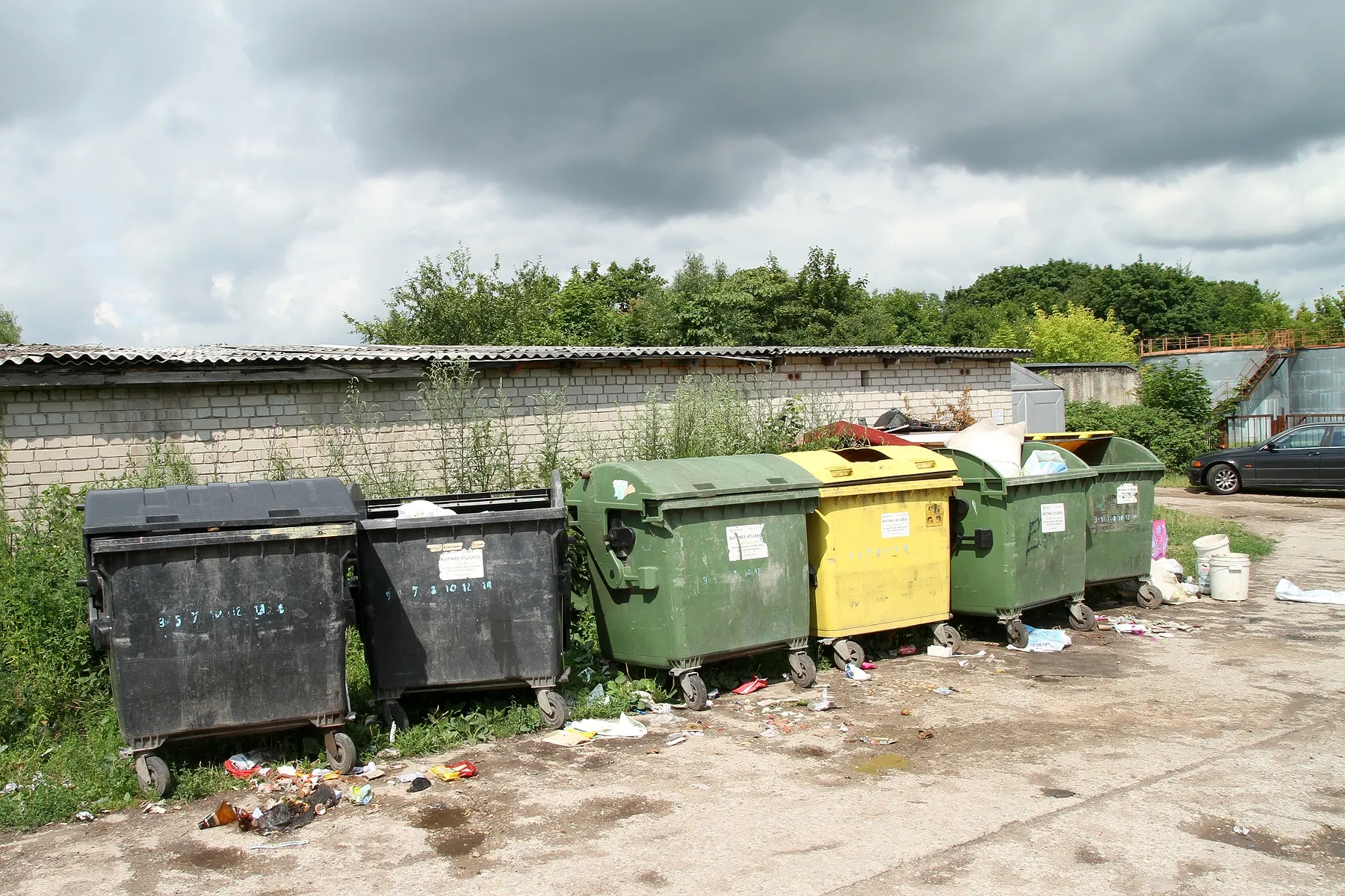 Šiukšlių kalnai Domeikavoje