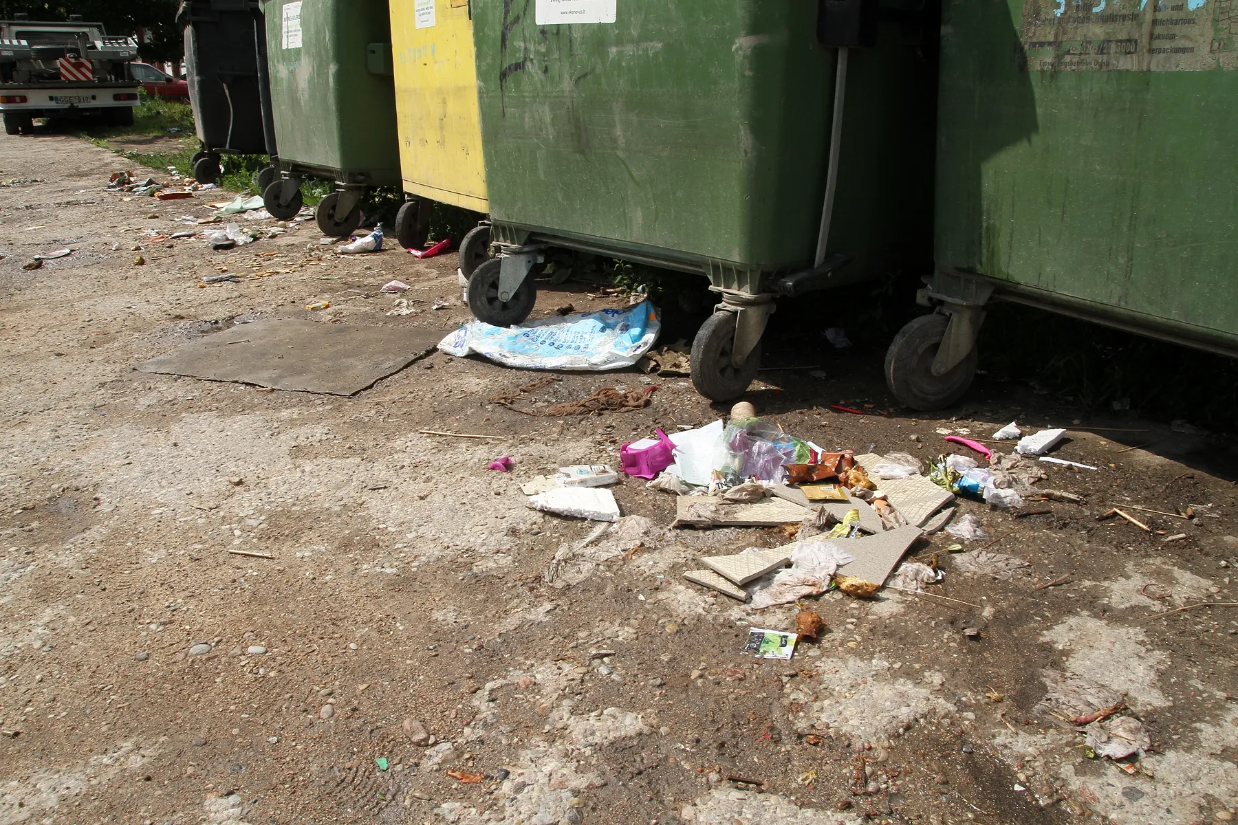 Šiukšlių kalnai Domeikavoje