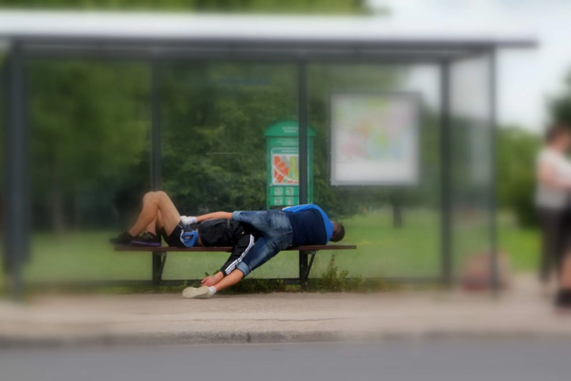 Sekmadienio pogulis viešojo transporto stotelėje