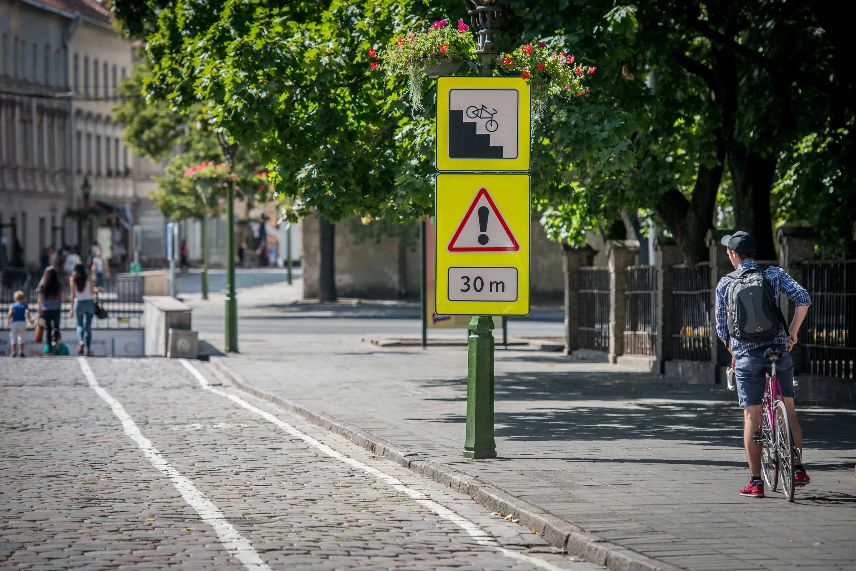 Dviratininkus perspėjantys ženklai