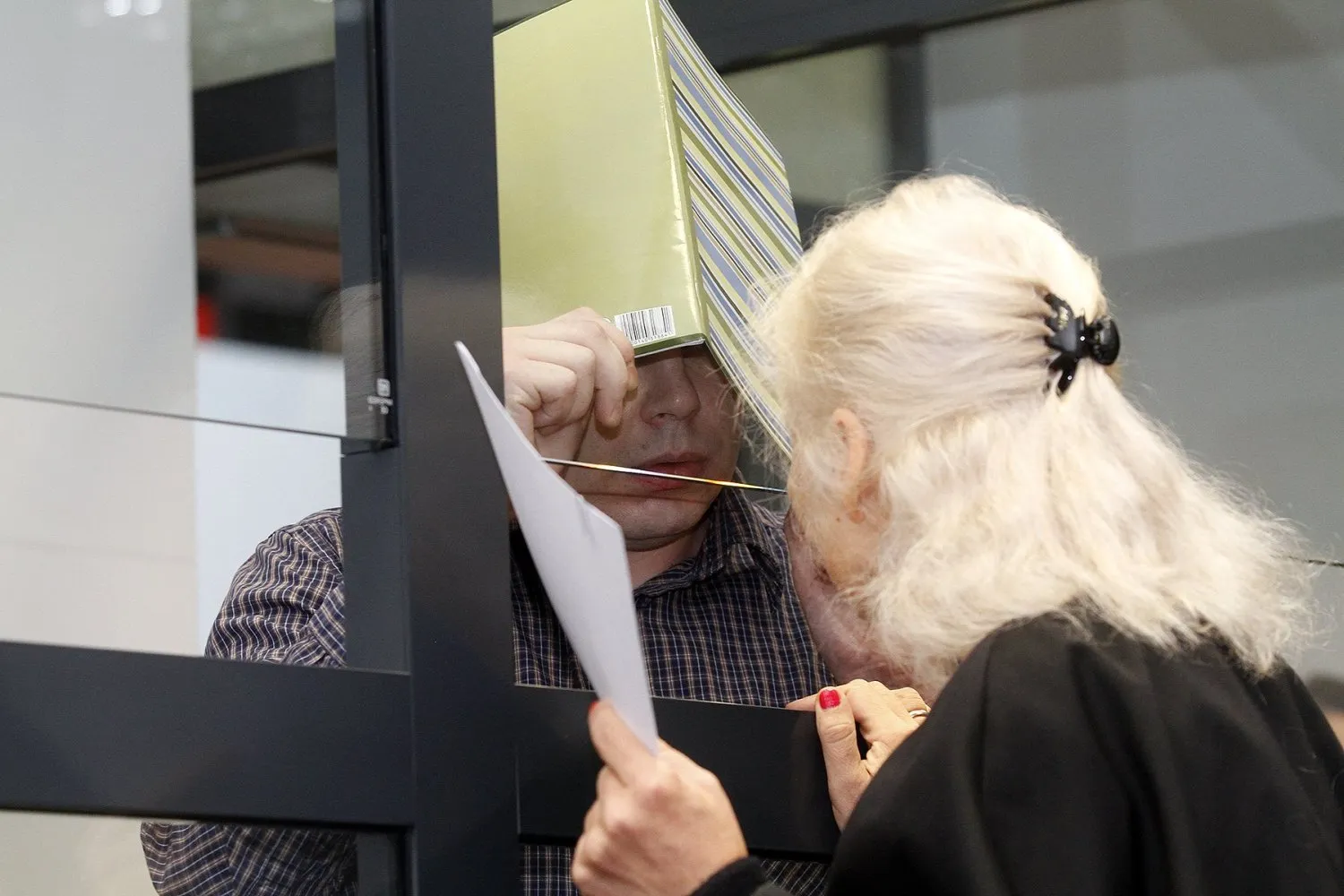 N.Kalaušis teisme slepia savo veidą