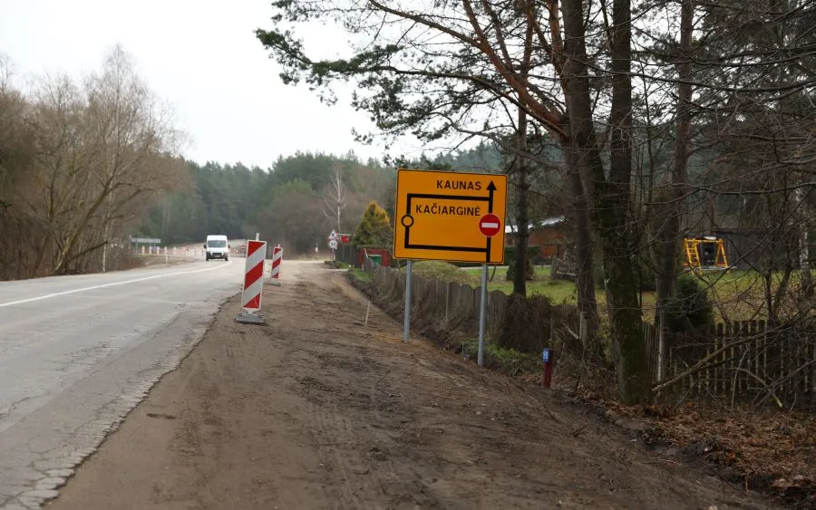 Pradėtas rekonstruoti kelias į Šakius