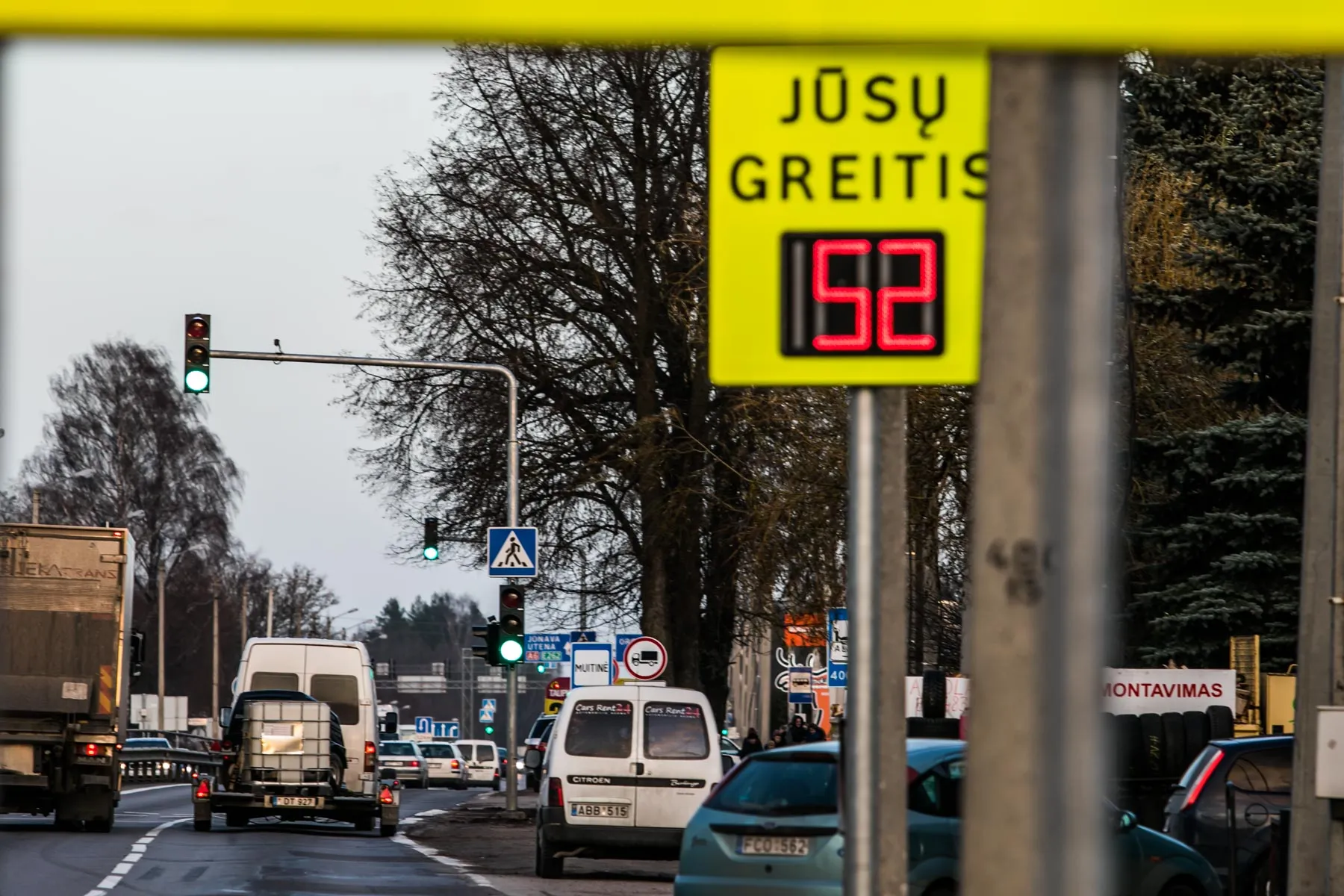 Į greičio viršijimą reaguojantis šviesoforas Karmėlavoje