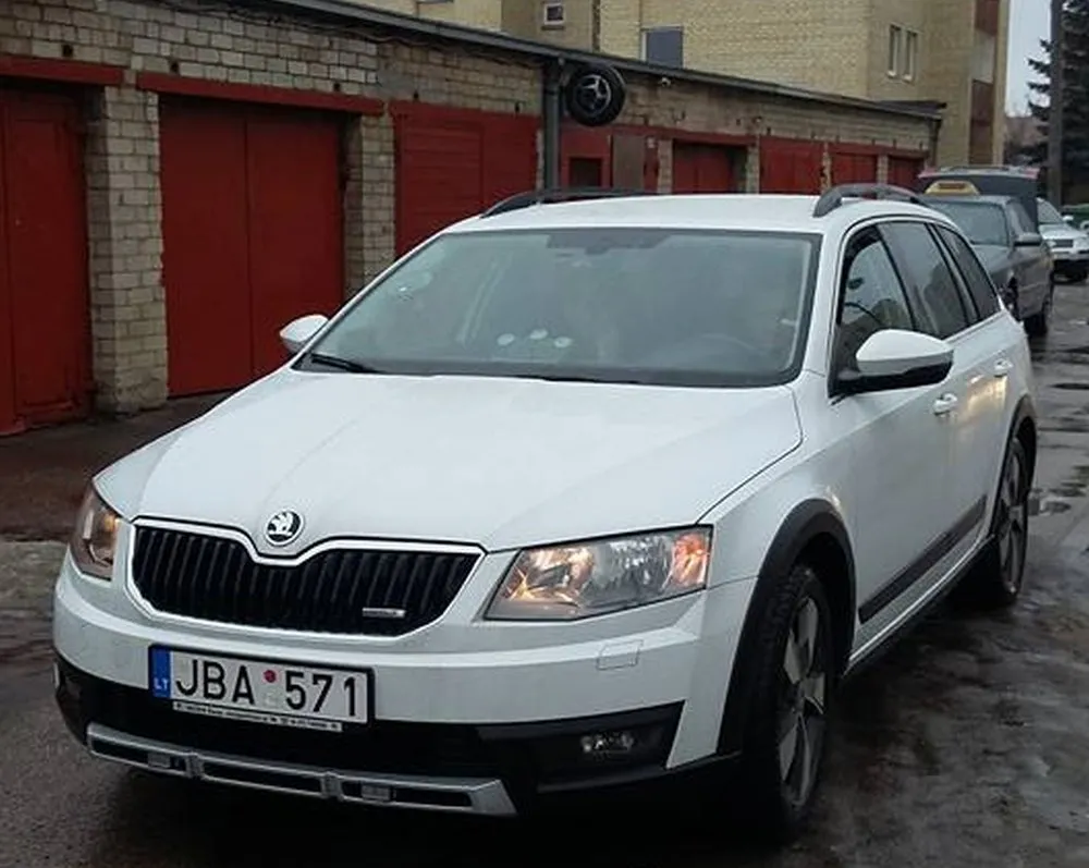 Nežymėtas policijos automobilis