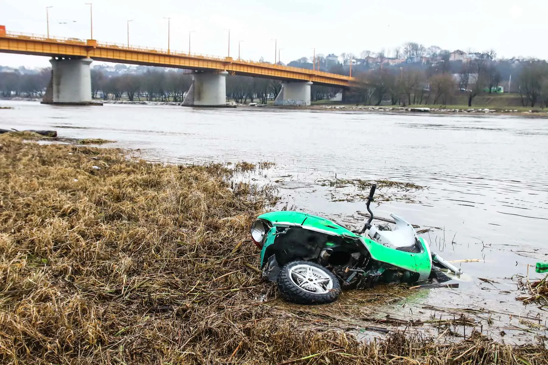 Į Neries krantą išmestas motoroleris