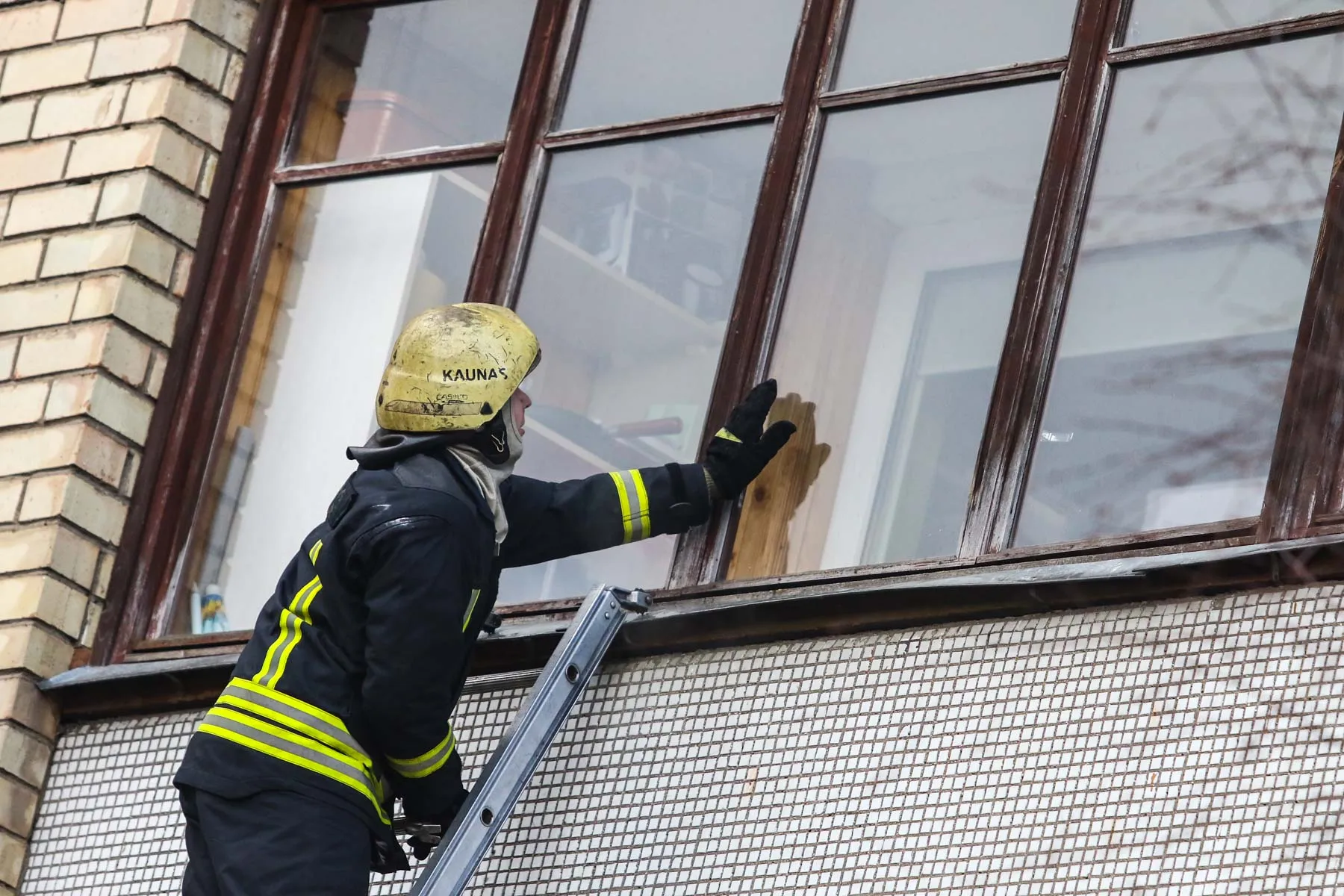 Gaisras daugiabutyje Kaune, ugniagesiai