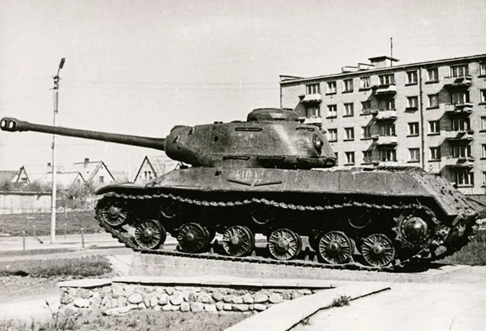 Sunkusis tankas IS-2