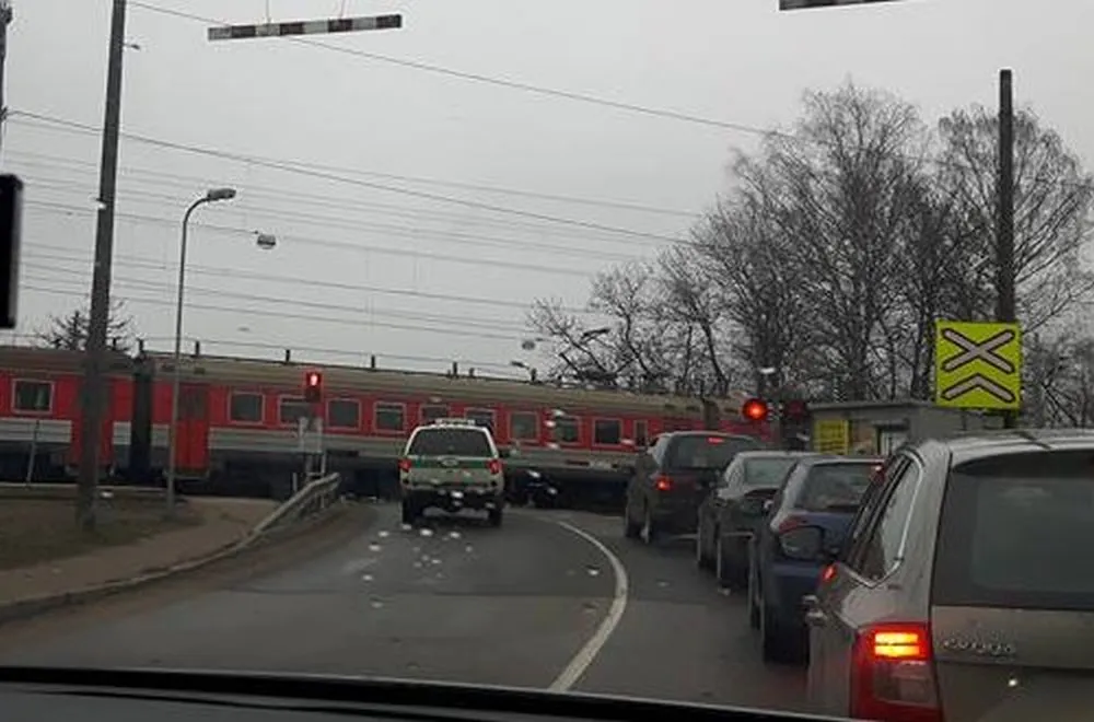 Pareigūnai neleistinai kerta Amalių pervažą
