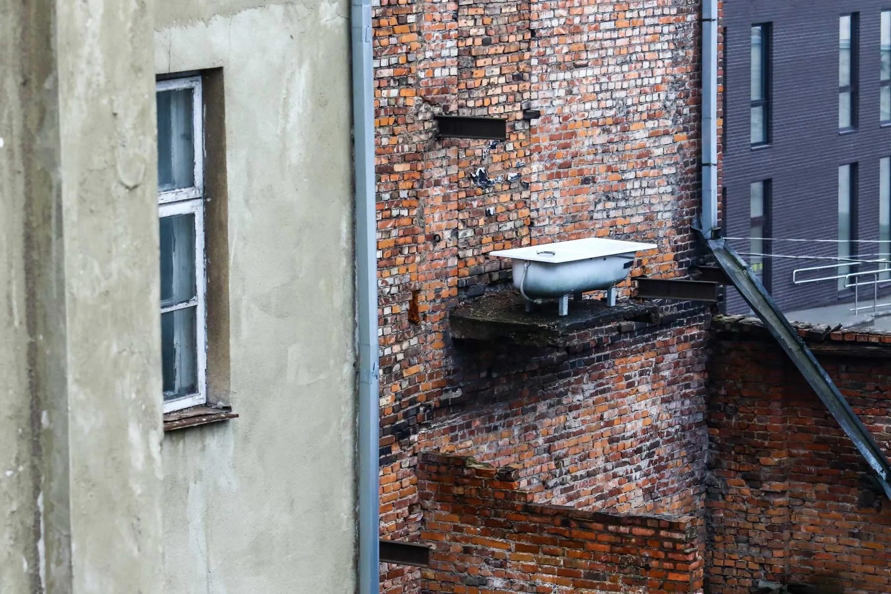 Lauke iškelta vonia, turėjusi tapti gėlių vazonu