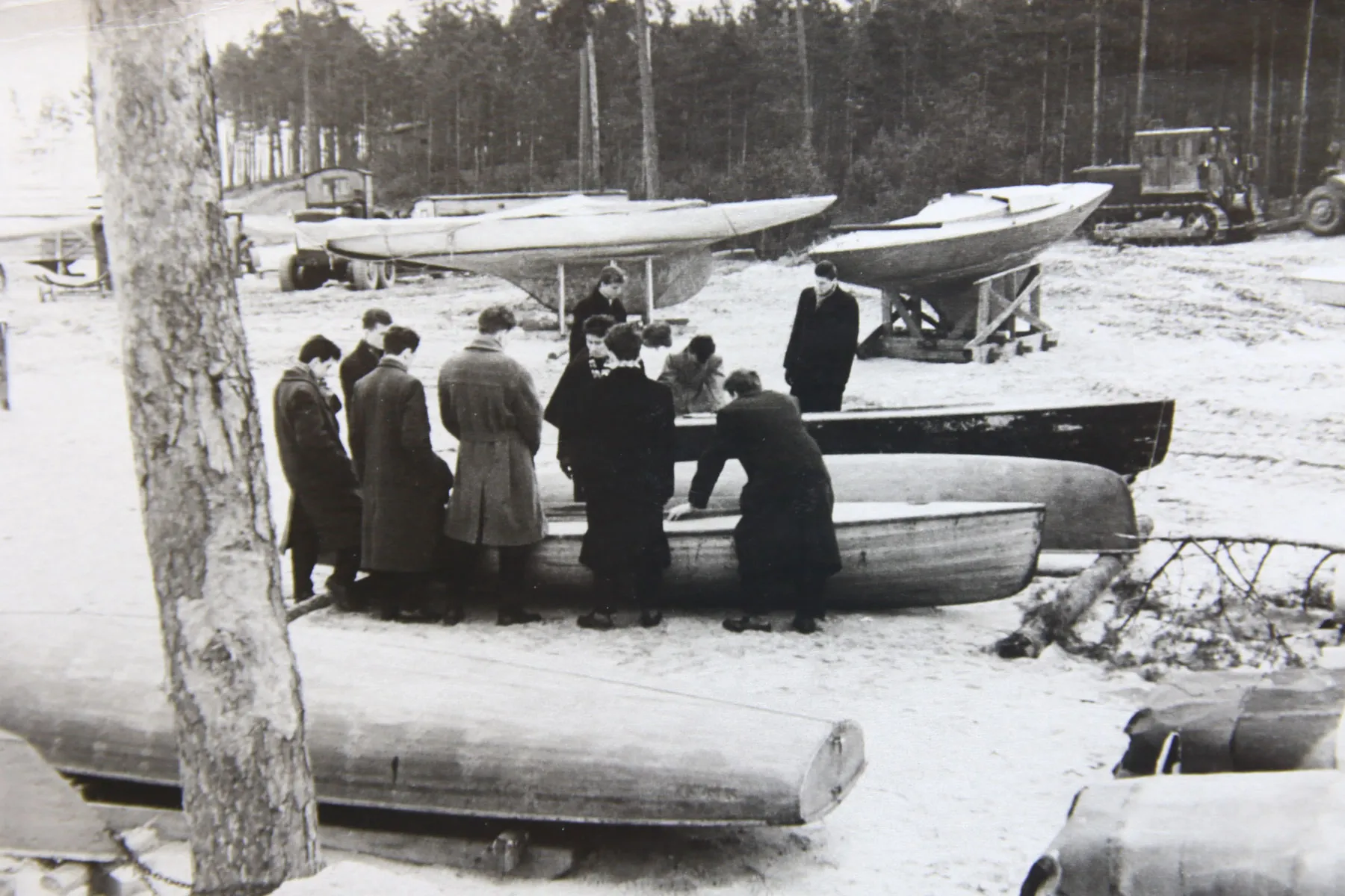 Kauno Jachtklubo teritorijoje iš Leningrado gautų pirmųjų buriuotojų jachtų apžiūra