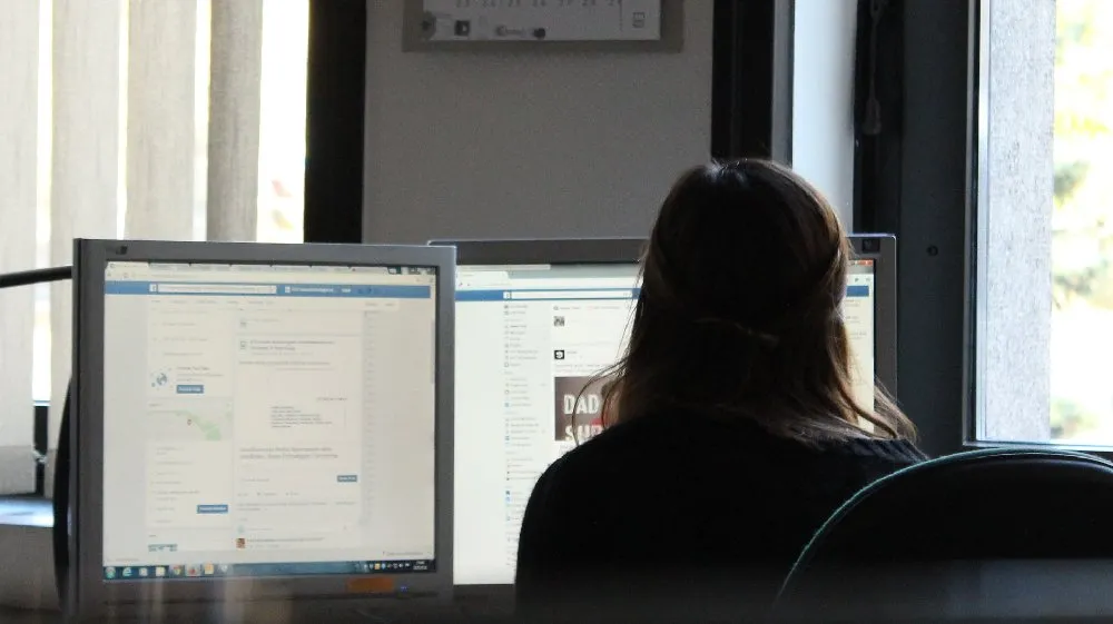 Mergina dirba kompiuteriu