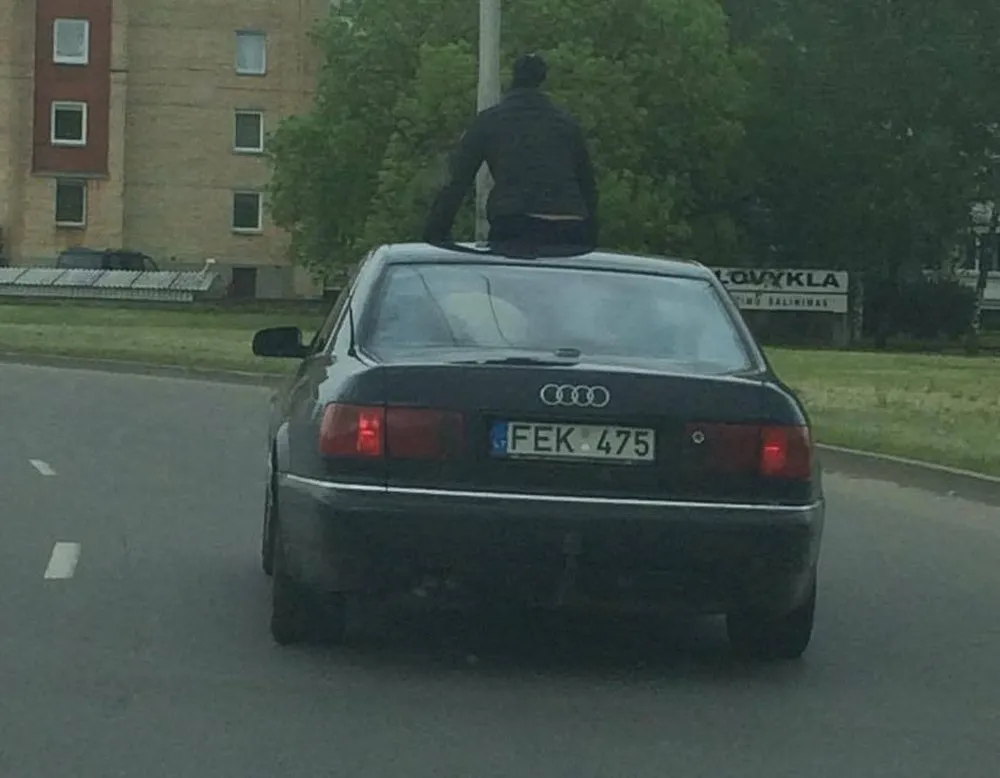 Mergina ant audi stogo