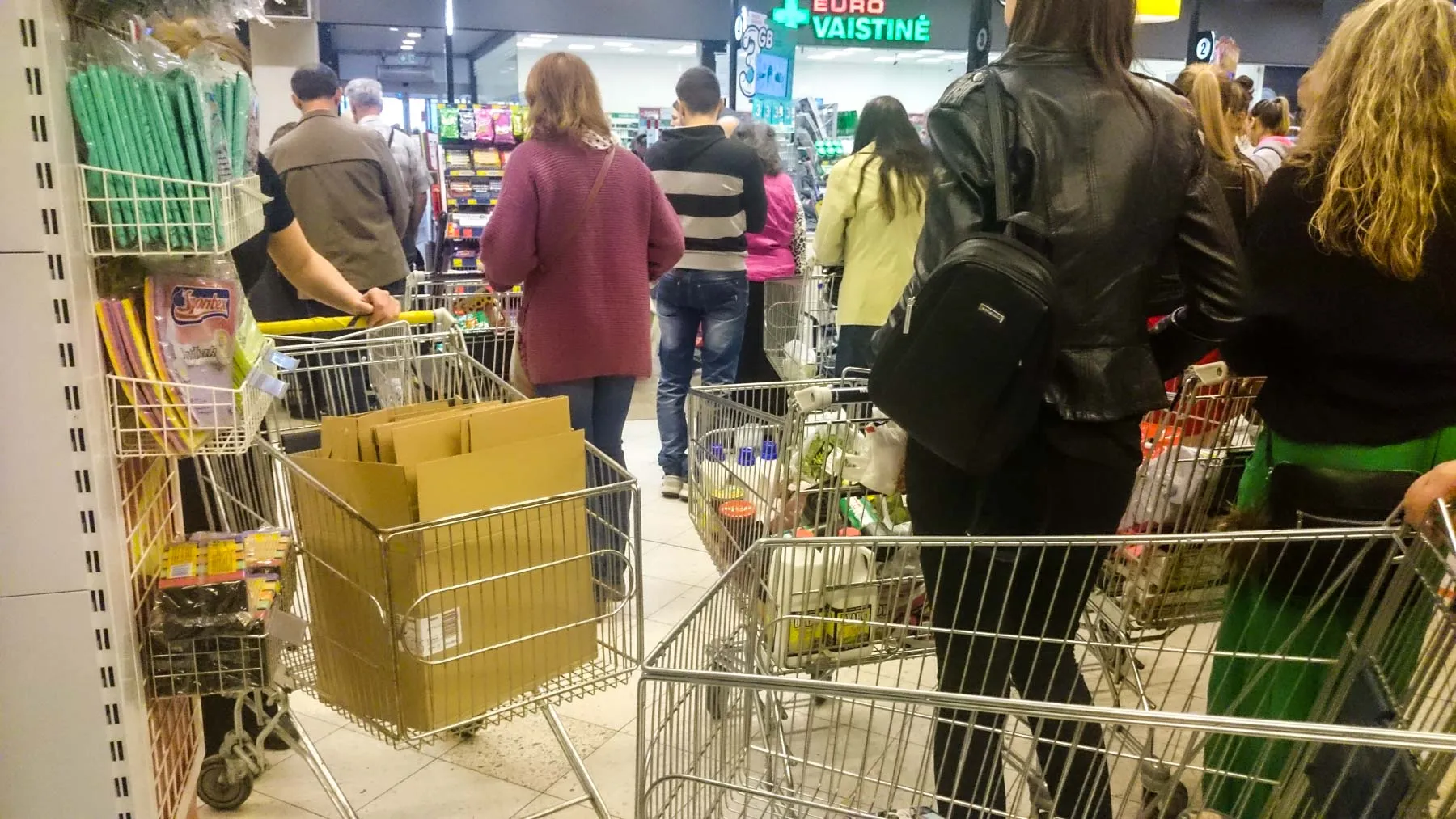 Eilės prekybos centruose