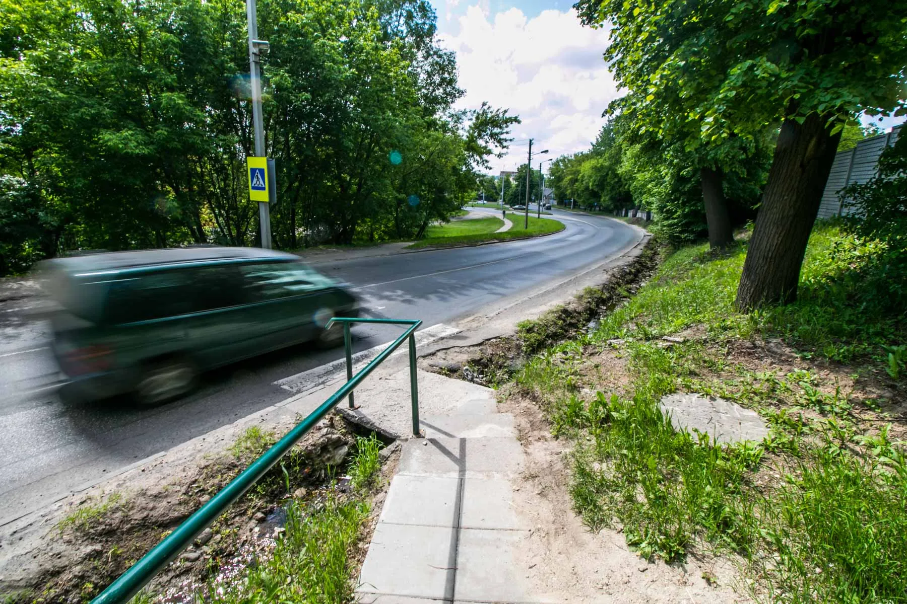 Linkuvos gatvės šaligatvis