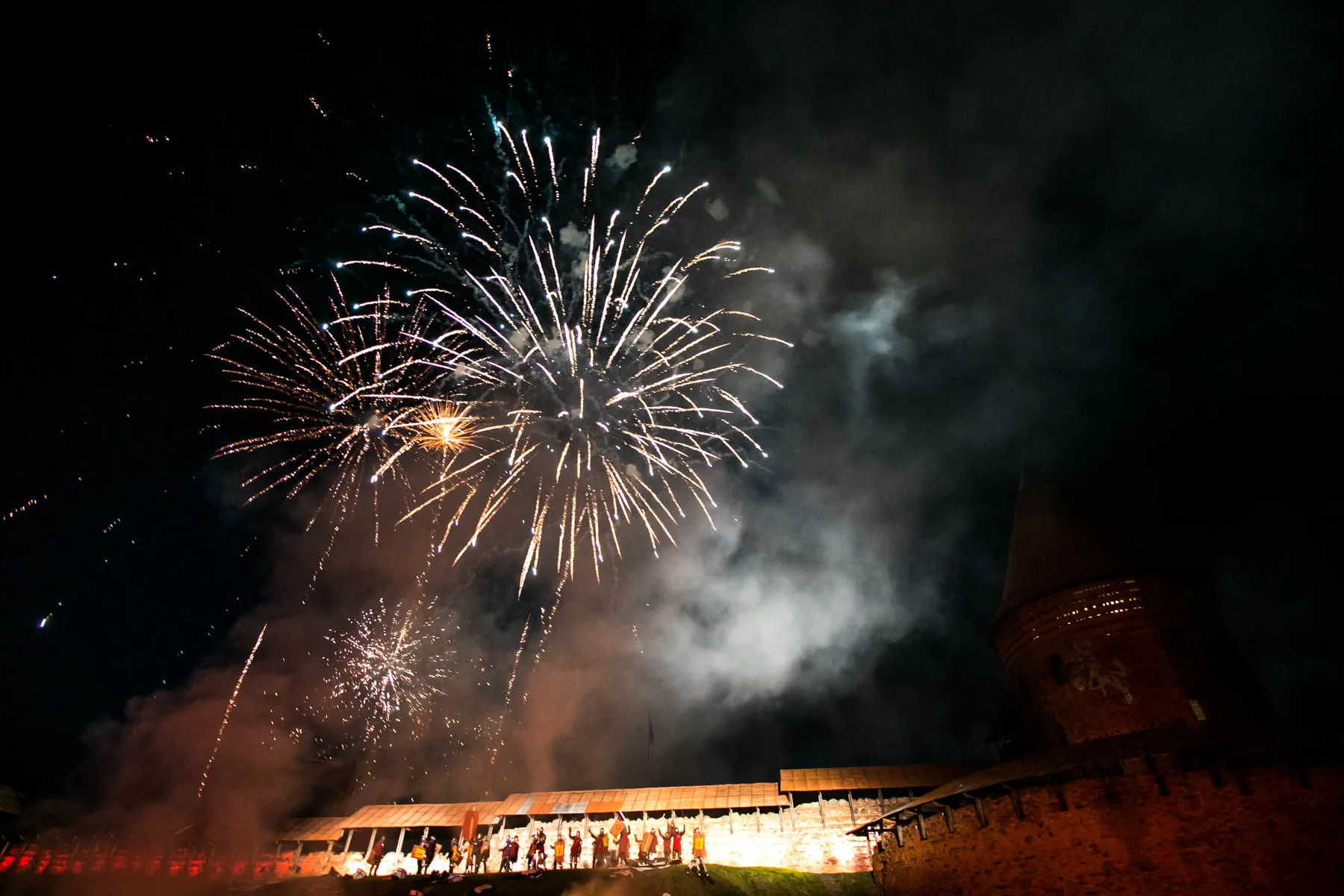 Fejerverkai, Pilies šturmo vaidinimas