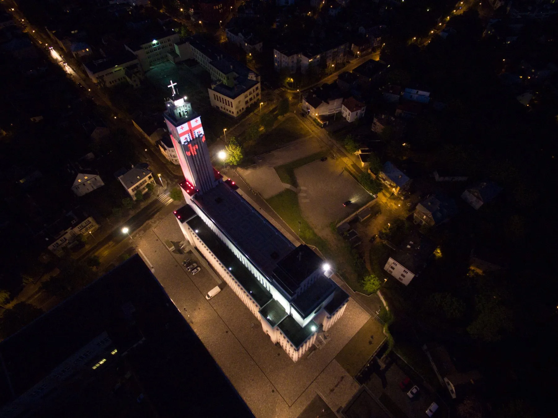 Kristaus prisikėlimo bažnyčia nušvito Gruzijos vėliavos spalvomis