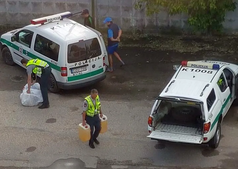 Vilkikas ir pareigūnai