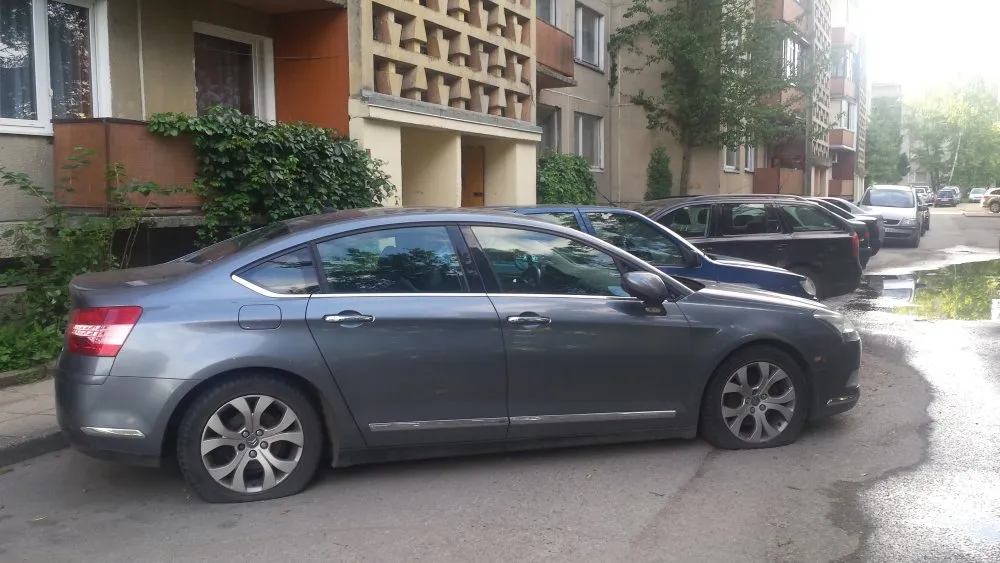 Automobilis supjaustytom padangom