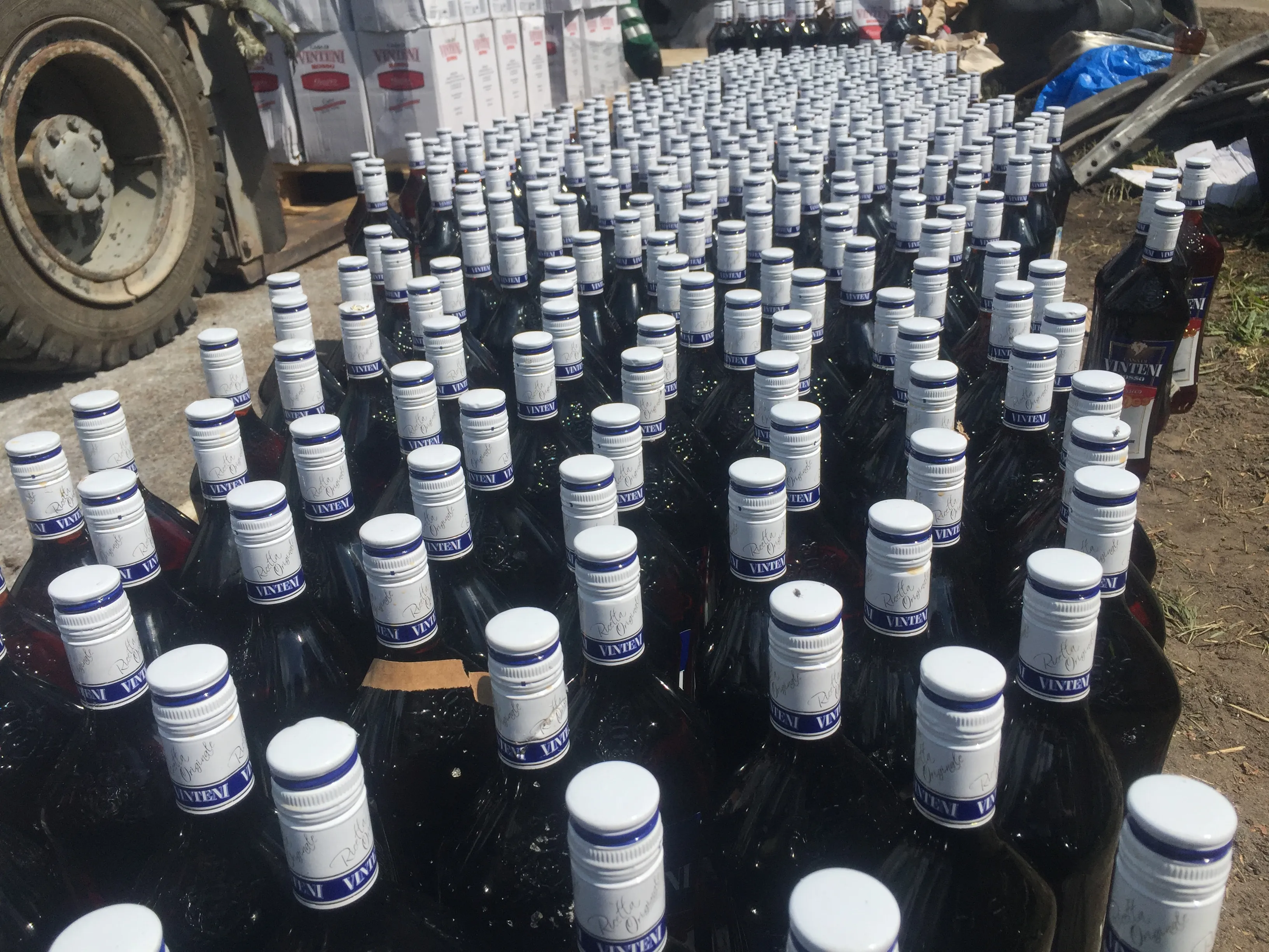 Apvirtęs vilkikas su vyno kroviniu