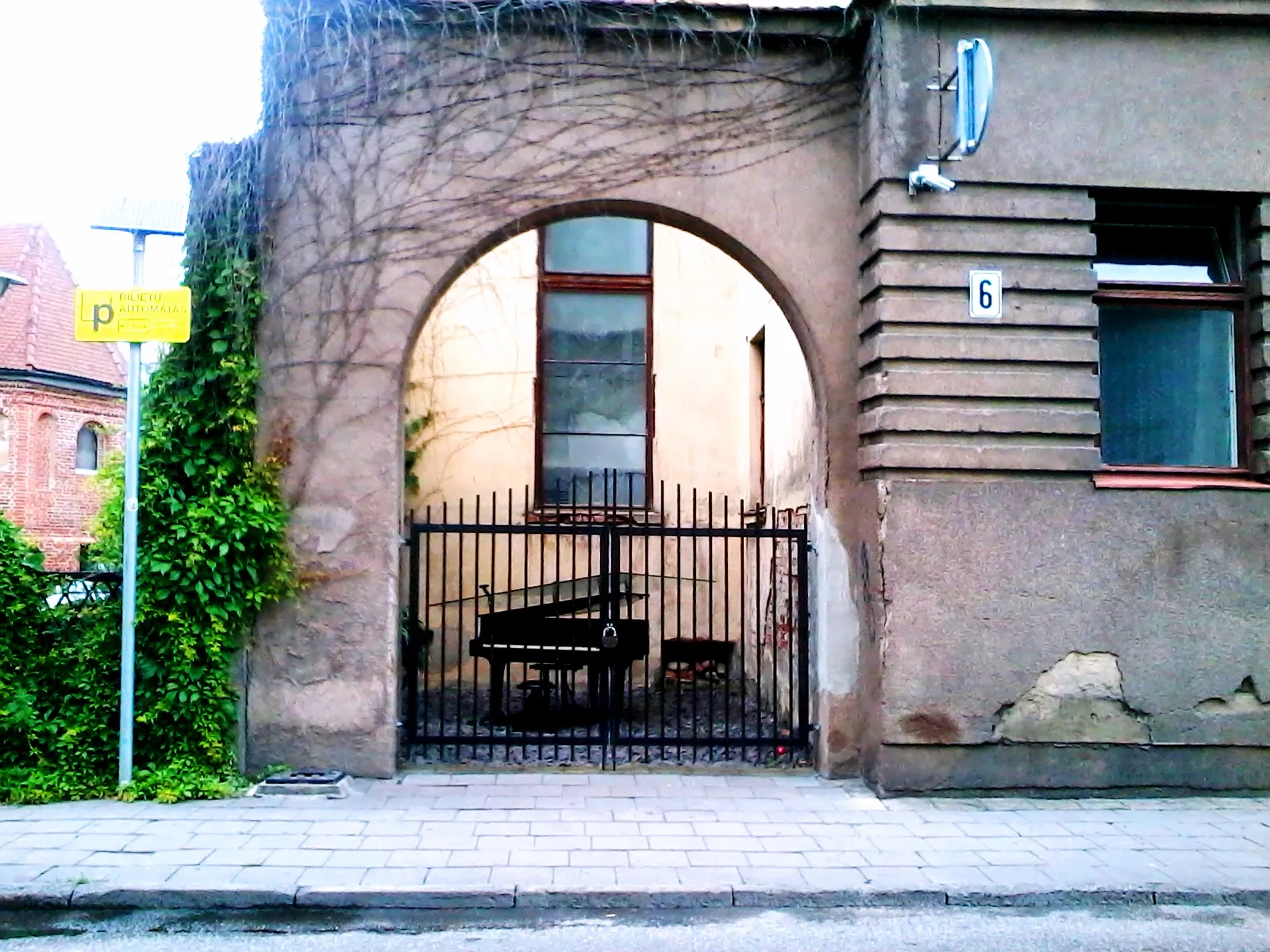 J. Gruodžio g. stovinti fortepijono instaliacija