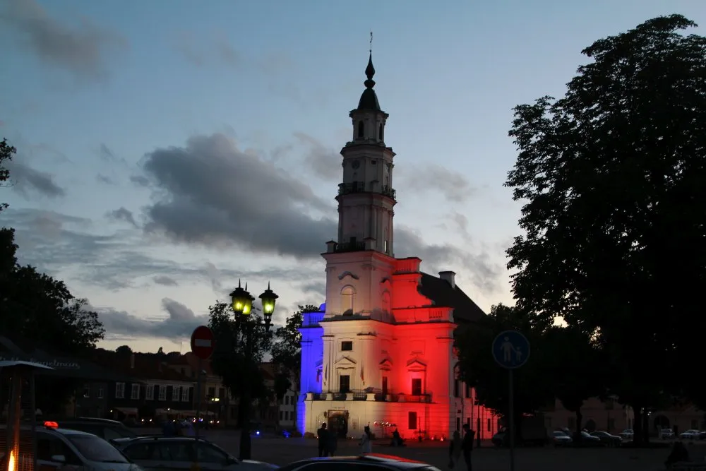 Kauno rotušė su Prancūzijos vėliavos spalvomis 07