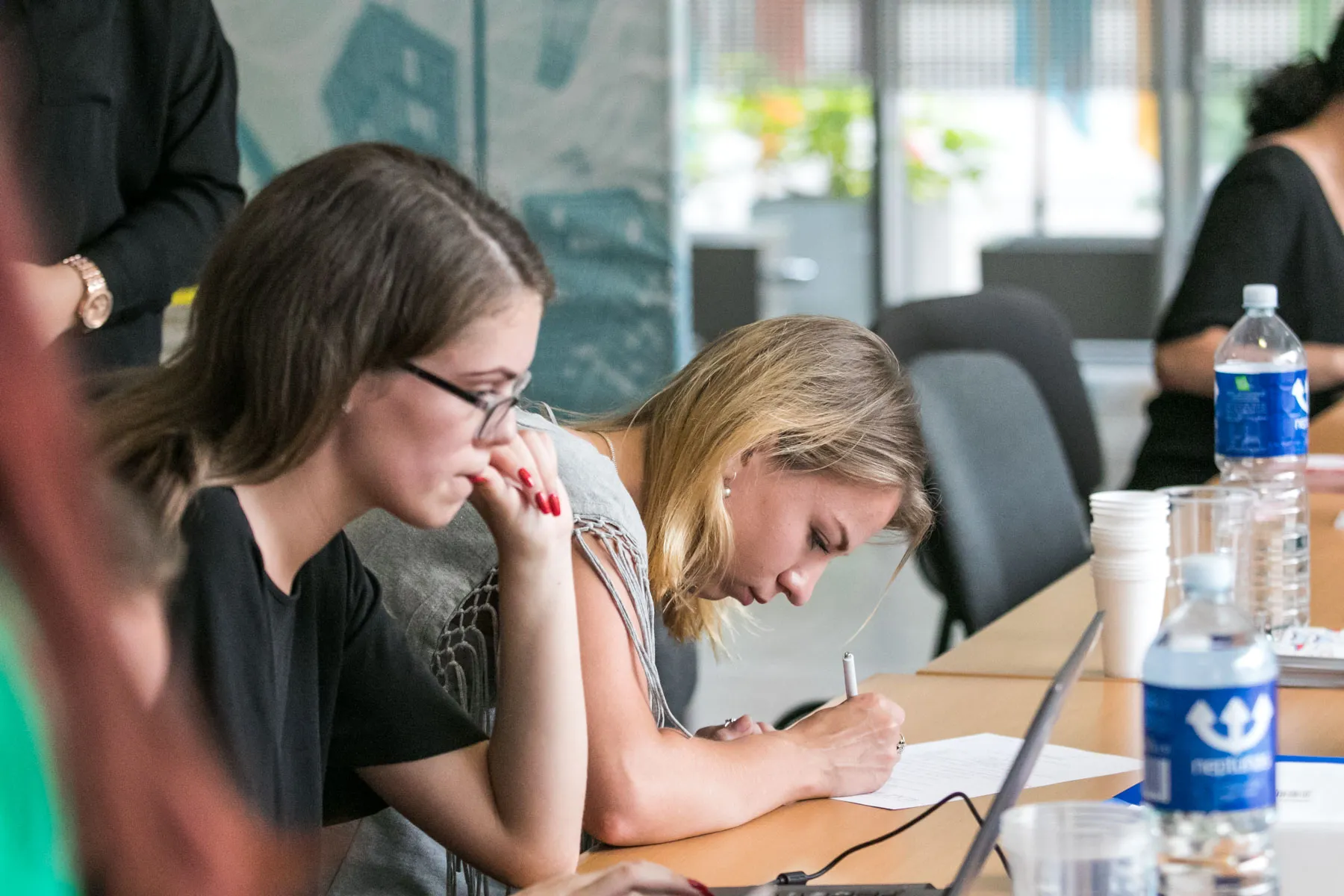 Studentai pasirašo sutartis su universitetais