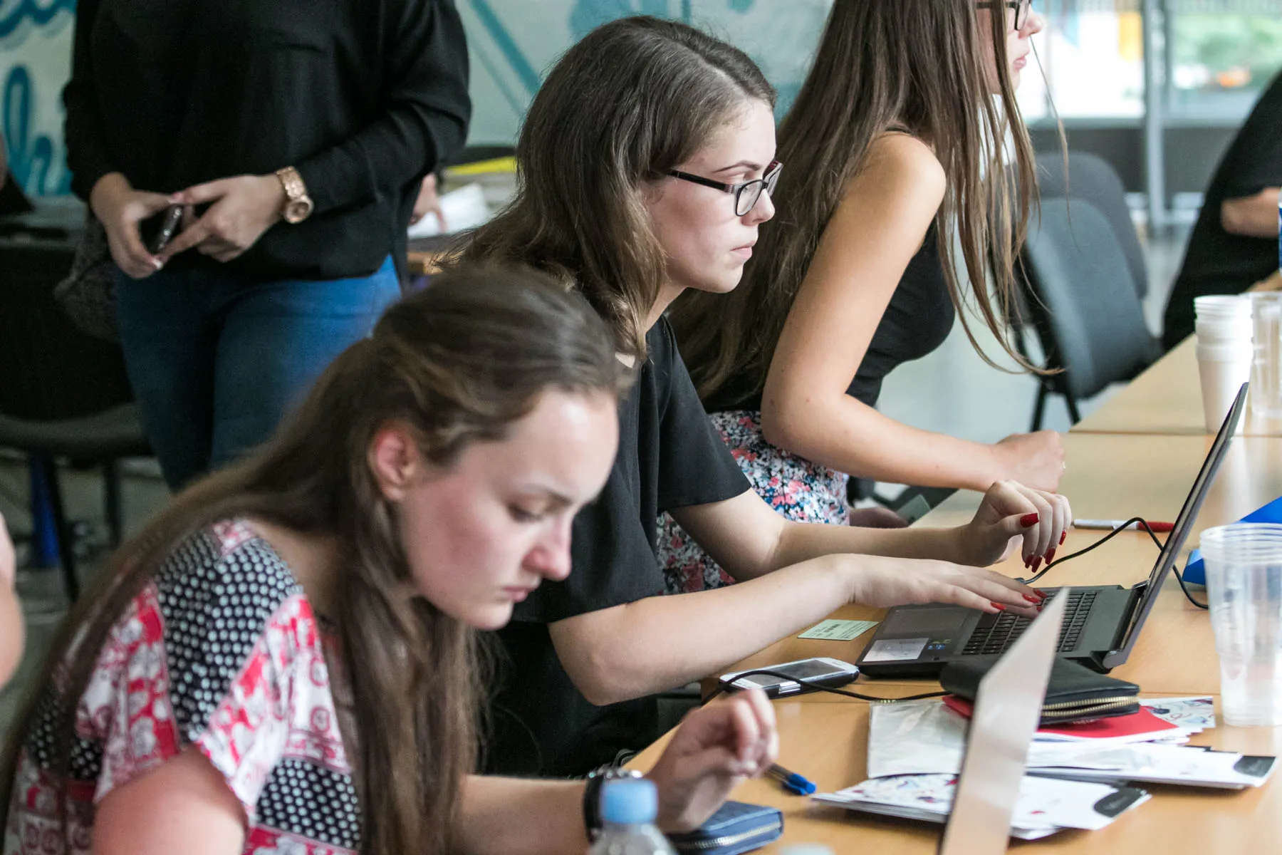 Studentai pasirašo sutartis su universitetais