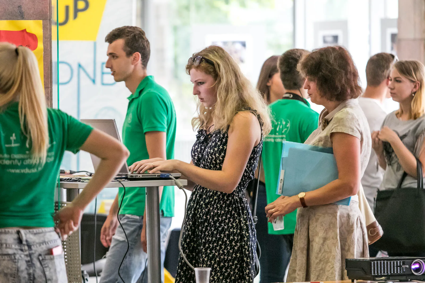 Studentai pasirašo sutartis su universitetais