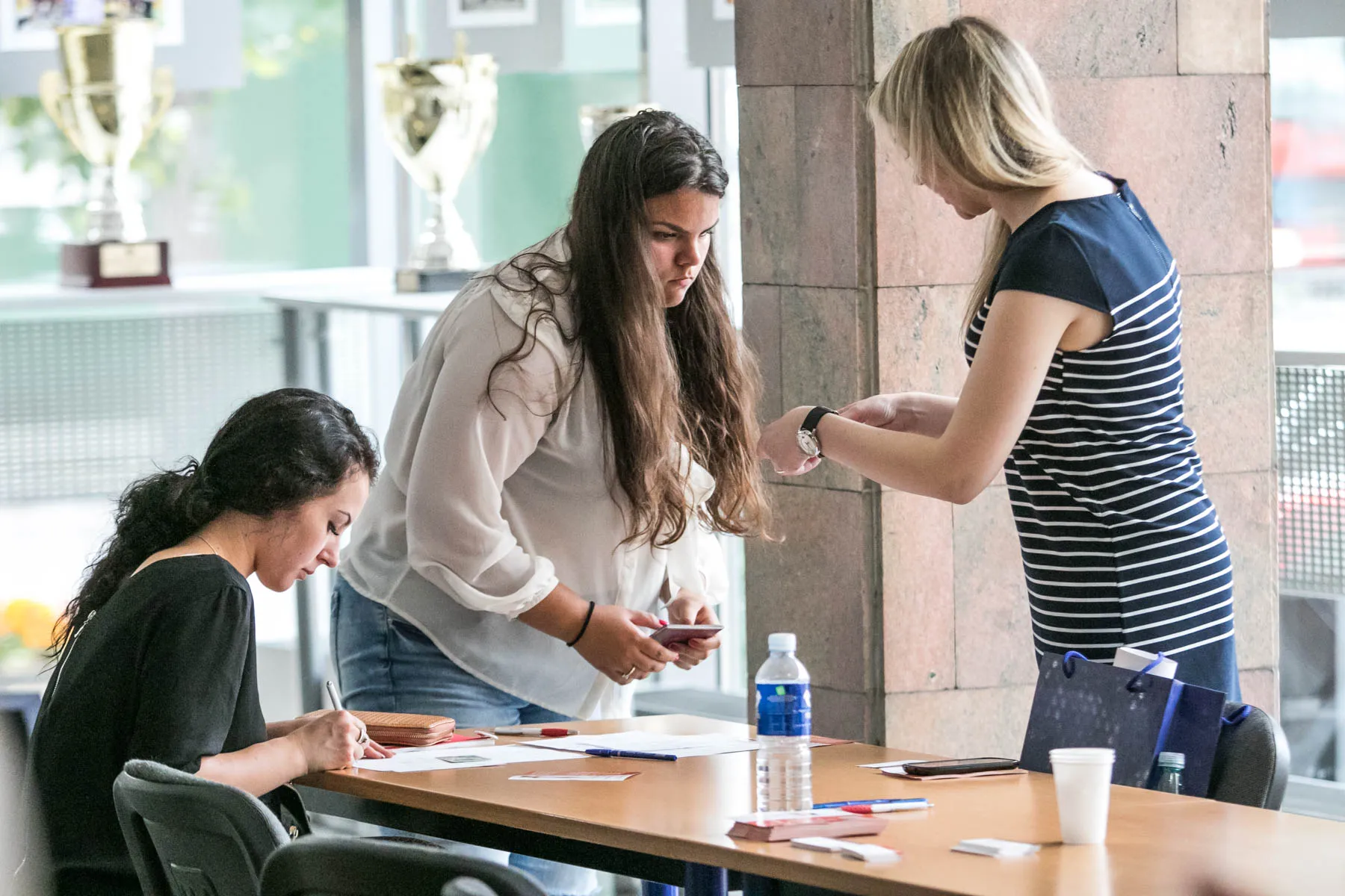 Studentai pasirašo sutartis su universitetais
