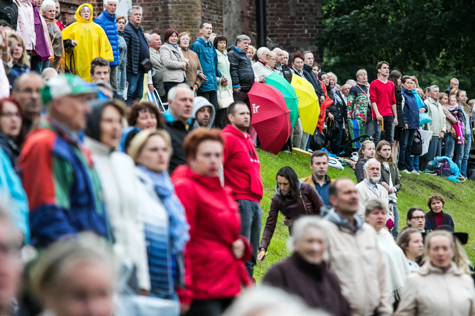 Himno giedojimas prie Kauno pilies