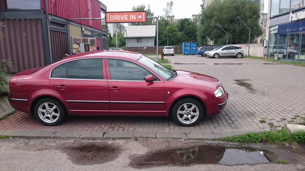 Netvarkingai stovintys automobiliai