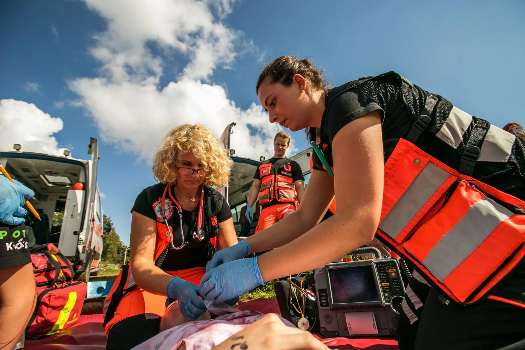 Paramedikai suteikia pagalbą nukentėjusiesiems