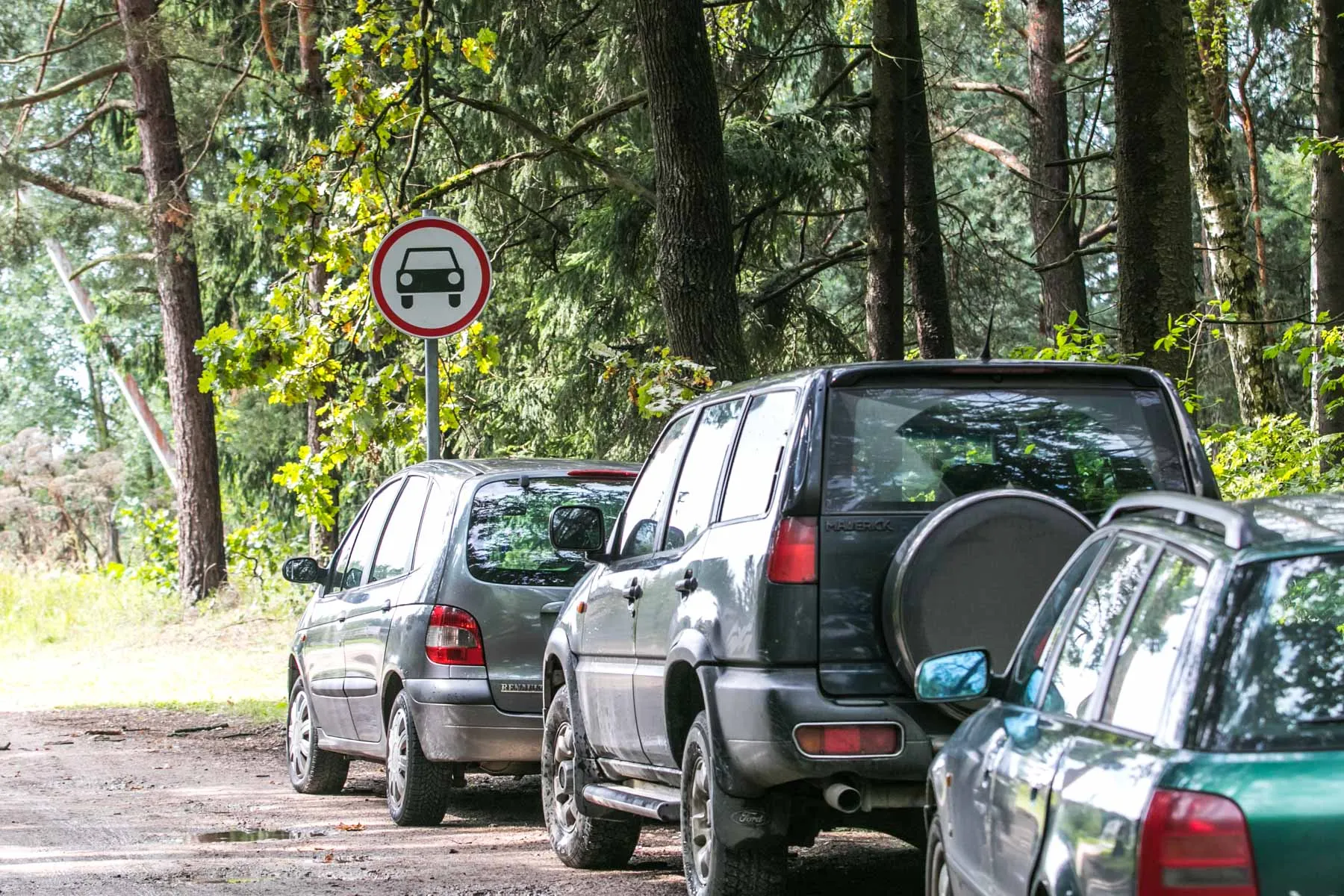 Nesutarimus keliantis Jakštonių ženklas