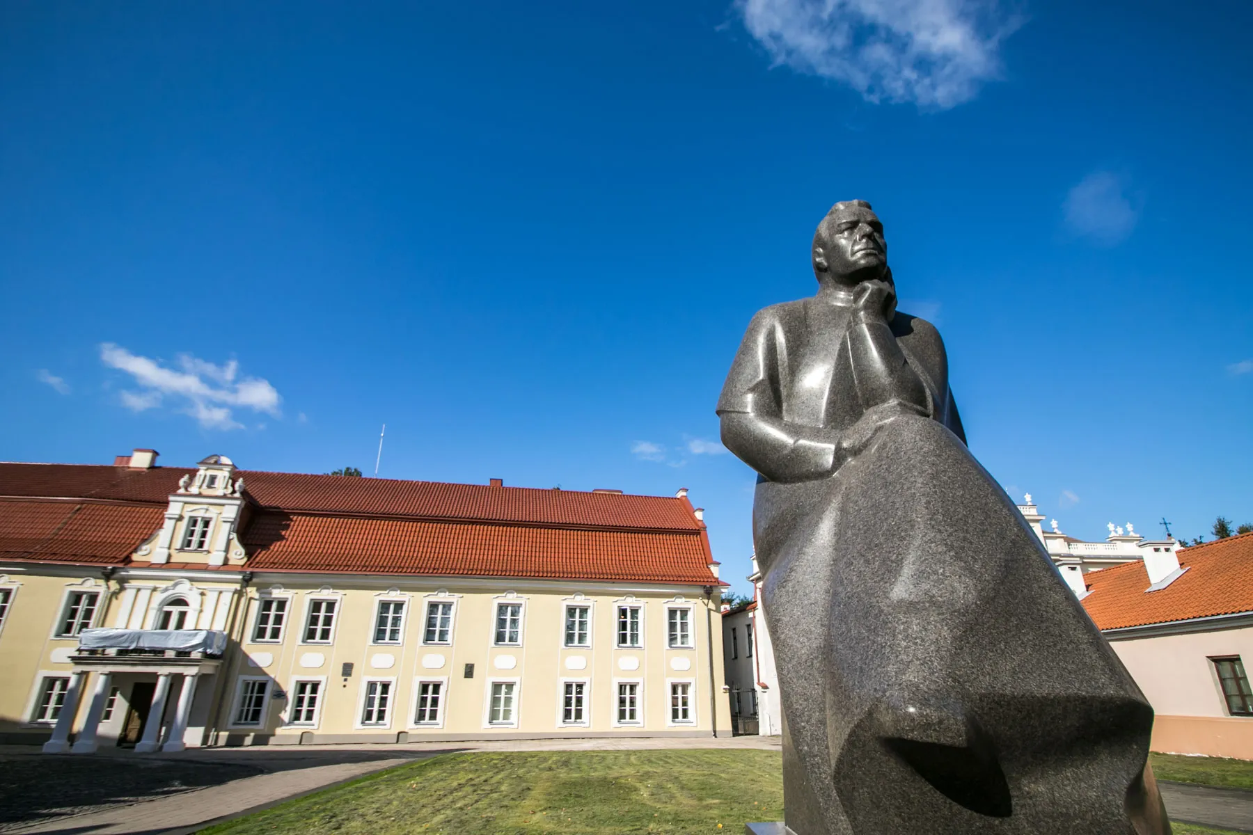 Restauruotas Maironio butas