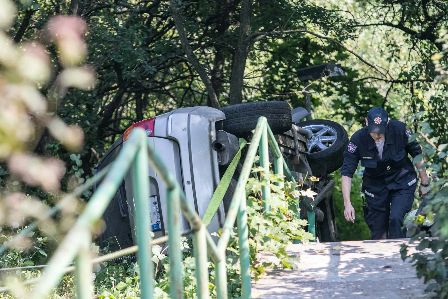 Nuo Šilainių kalno nuriedėjo automobilis