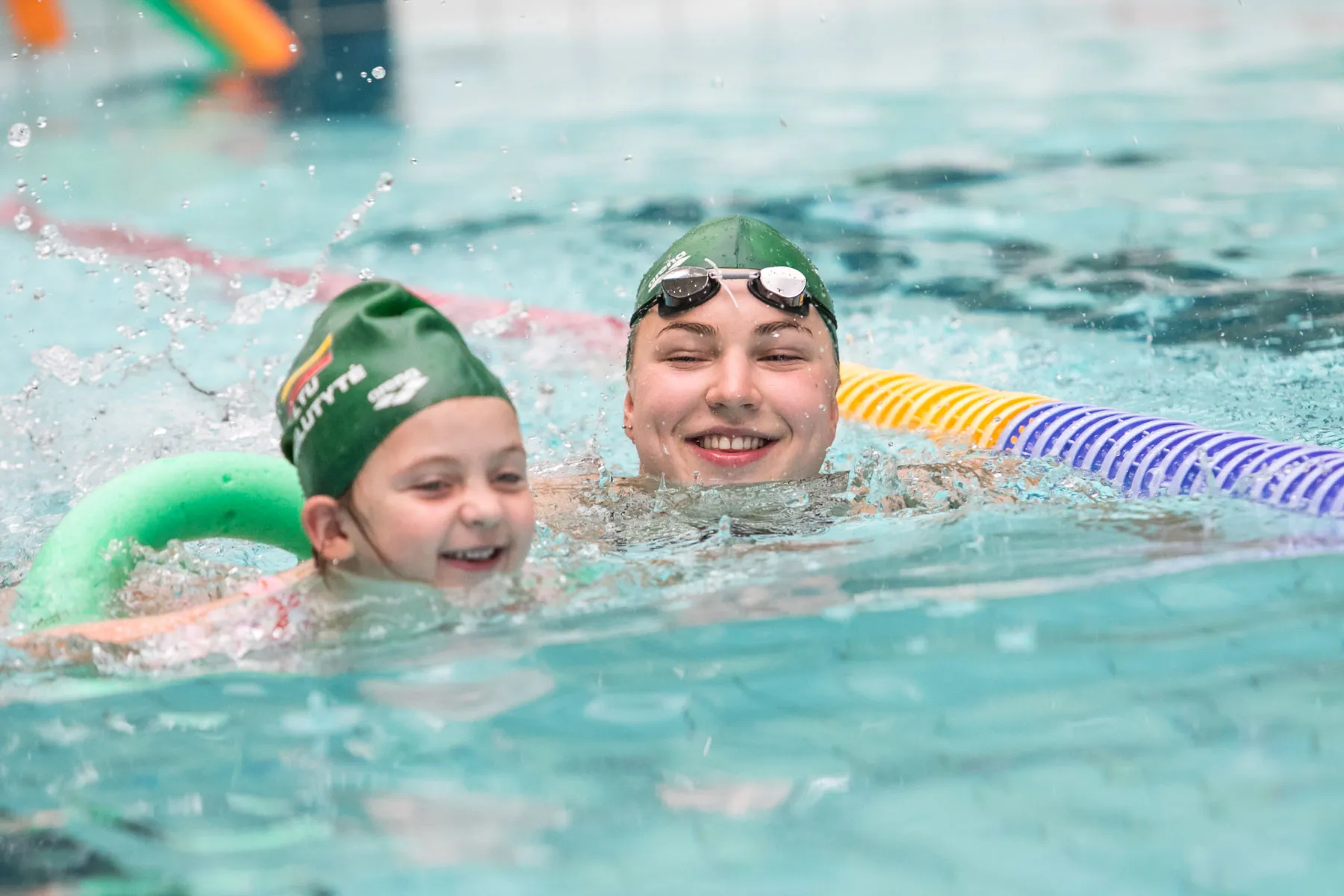 R. Meilutytė moko vaikus plaukti