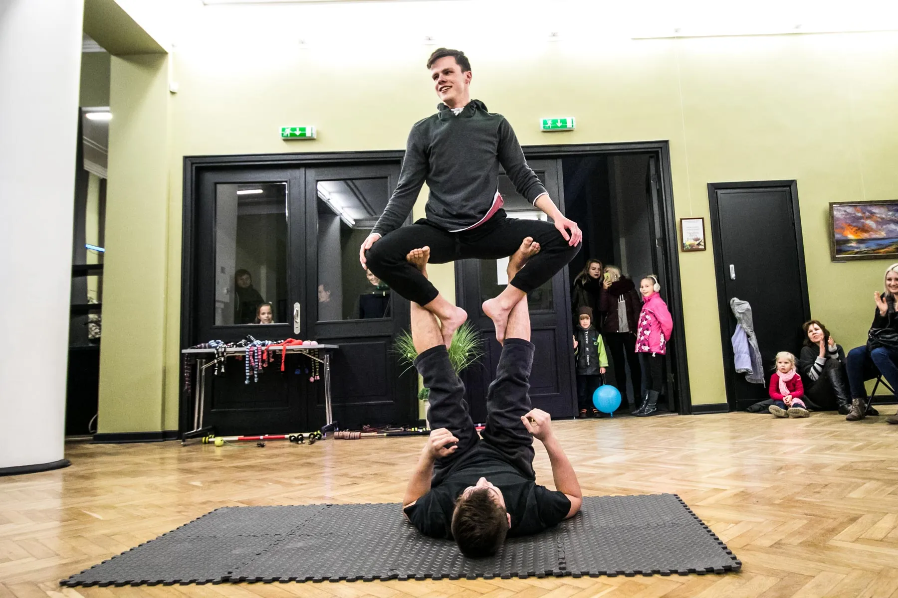 Šiuolaikinio cirko artistų pasirodymas