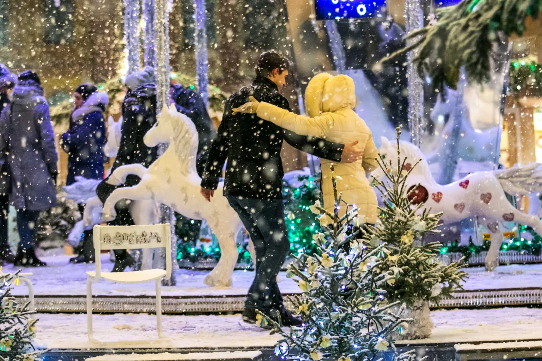 Kauno eglę papuošė sniegas