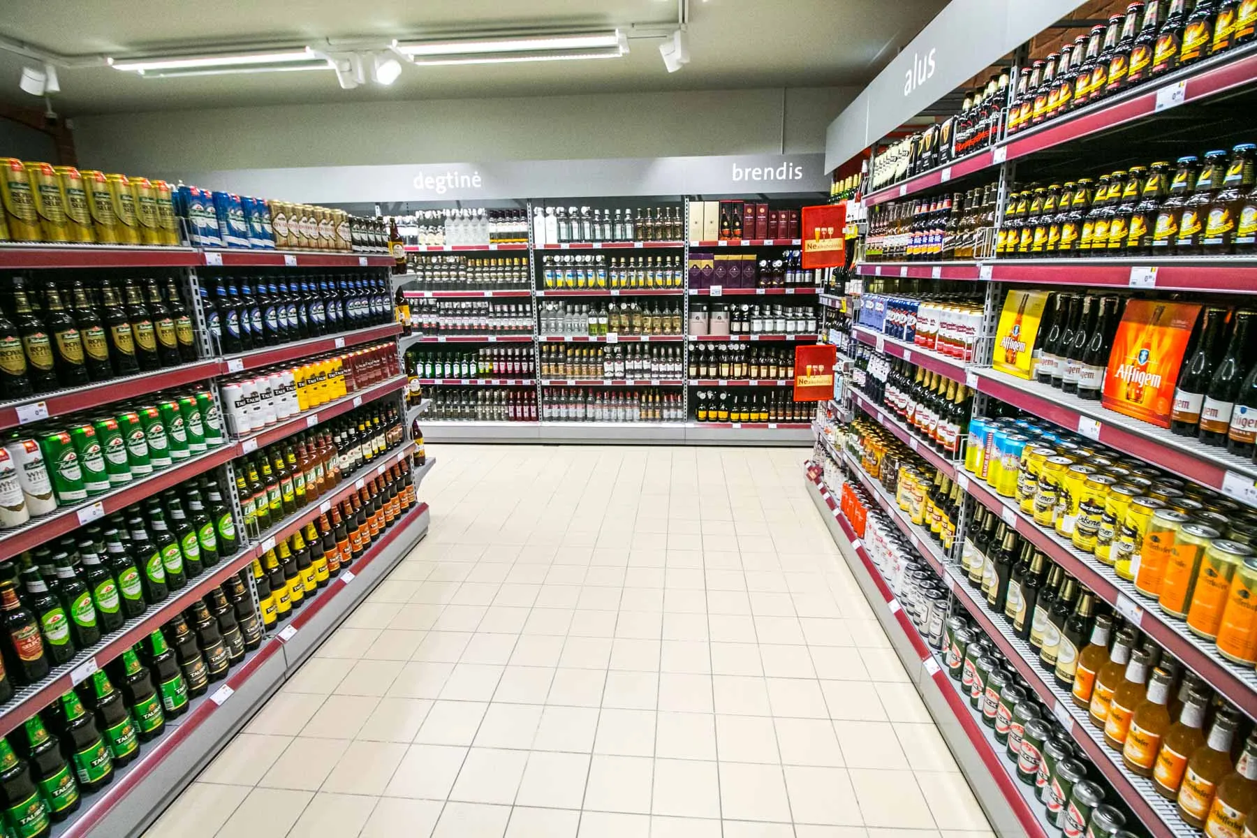 Alkoholis, alkoholiniai gėrimai parduotuvėje