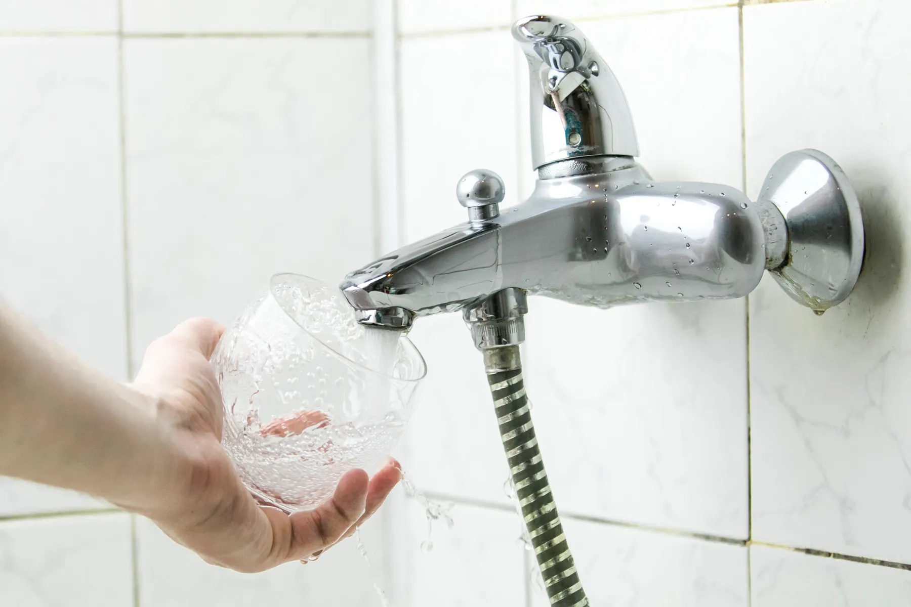 Vanduo iš krano, vanduo stiklinėje, vandens kaina, vandens čiaupas