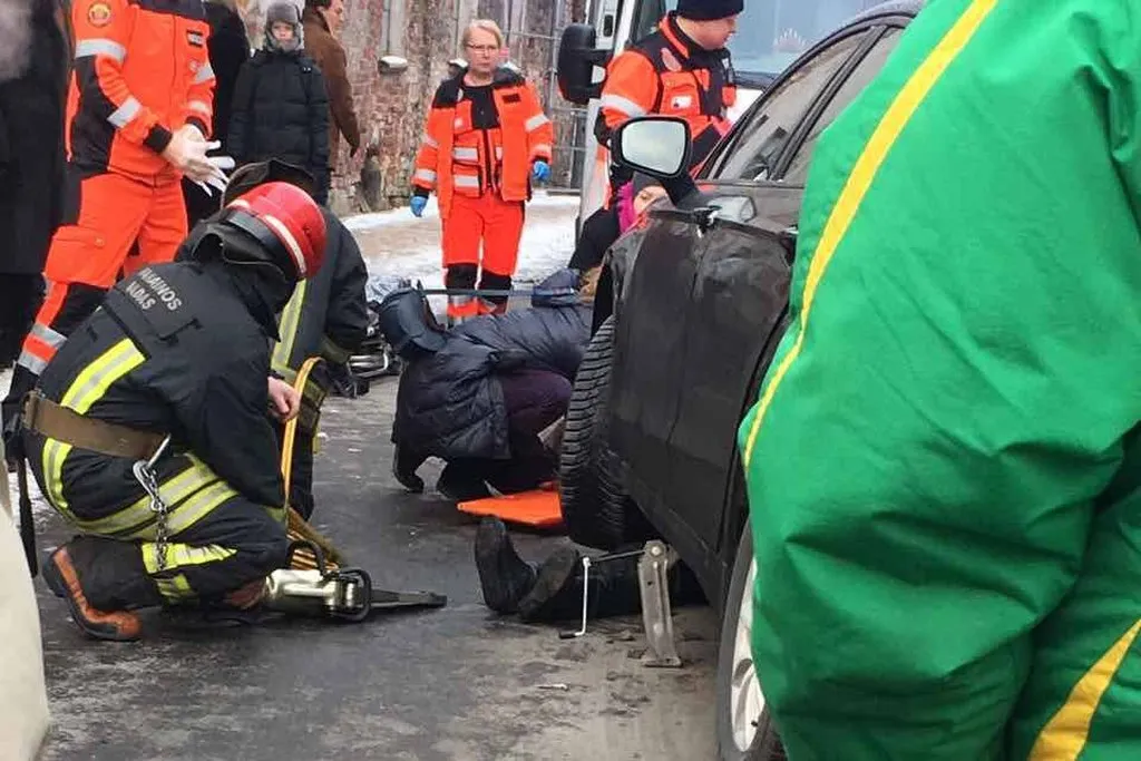 Senamiestyje automobilis pervažiavo moterį