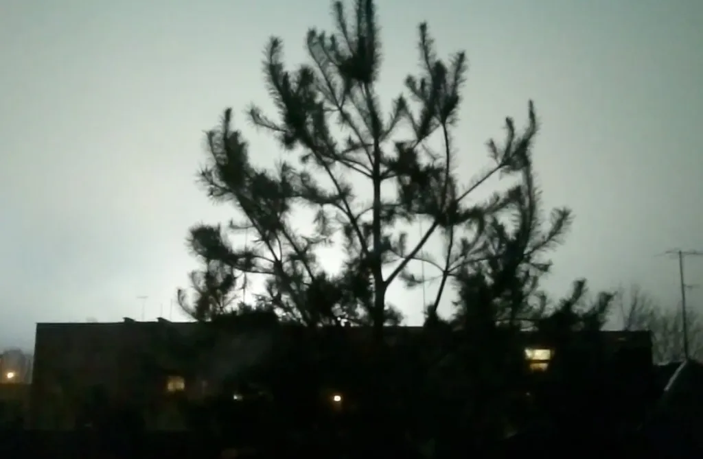 Blykčiojantis dangus