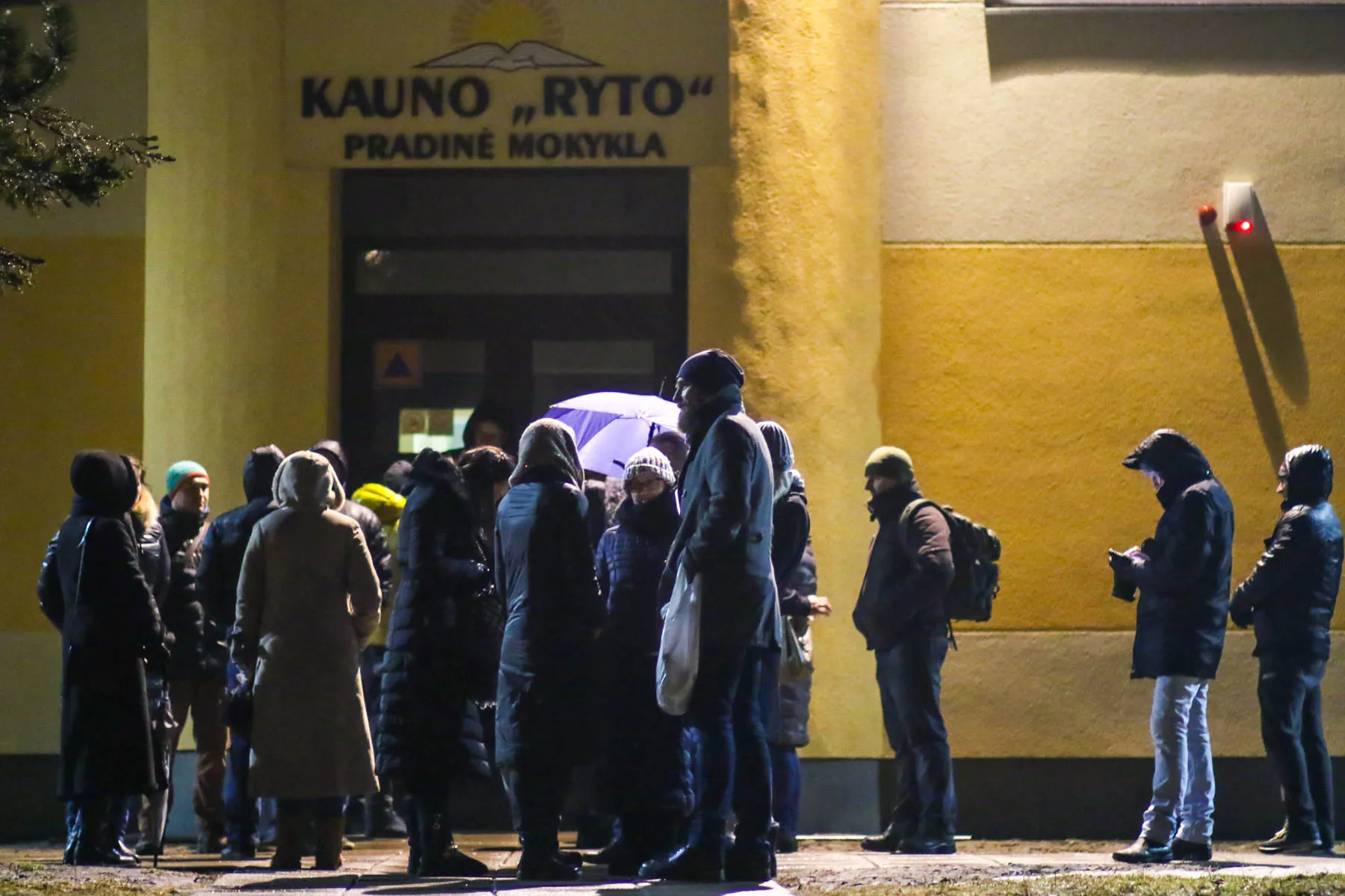 Tėvai stovi eilėje užrašyti vaikus į mokyklą