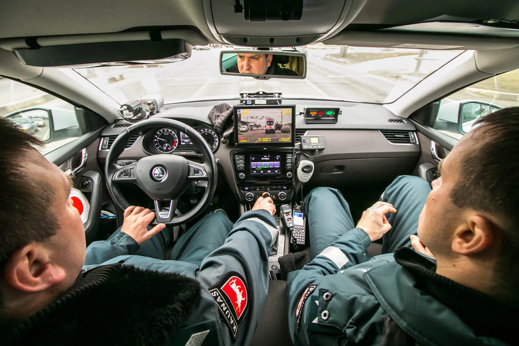 Policijos pareigūnai automobilyje