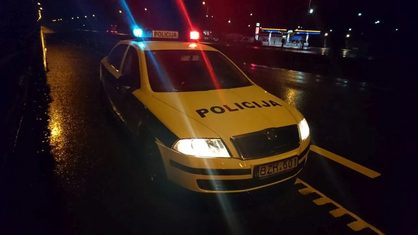 Policijos automobilis naktį