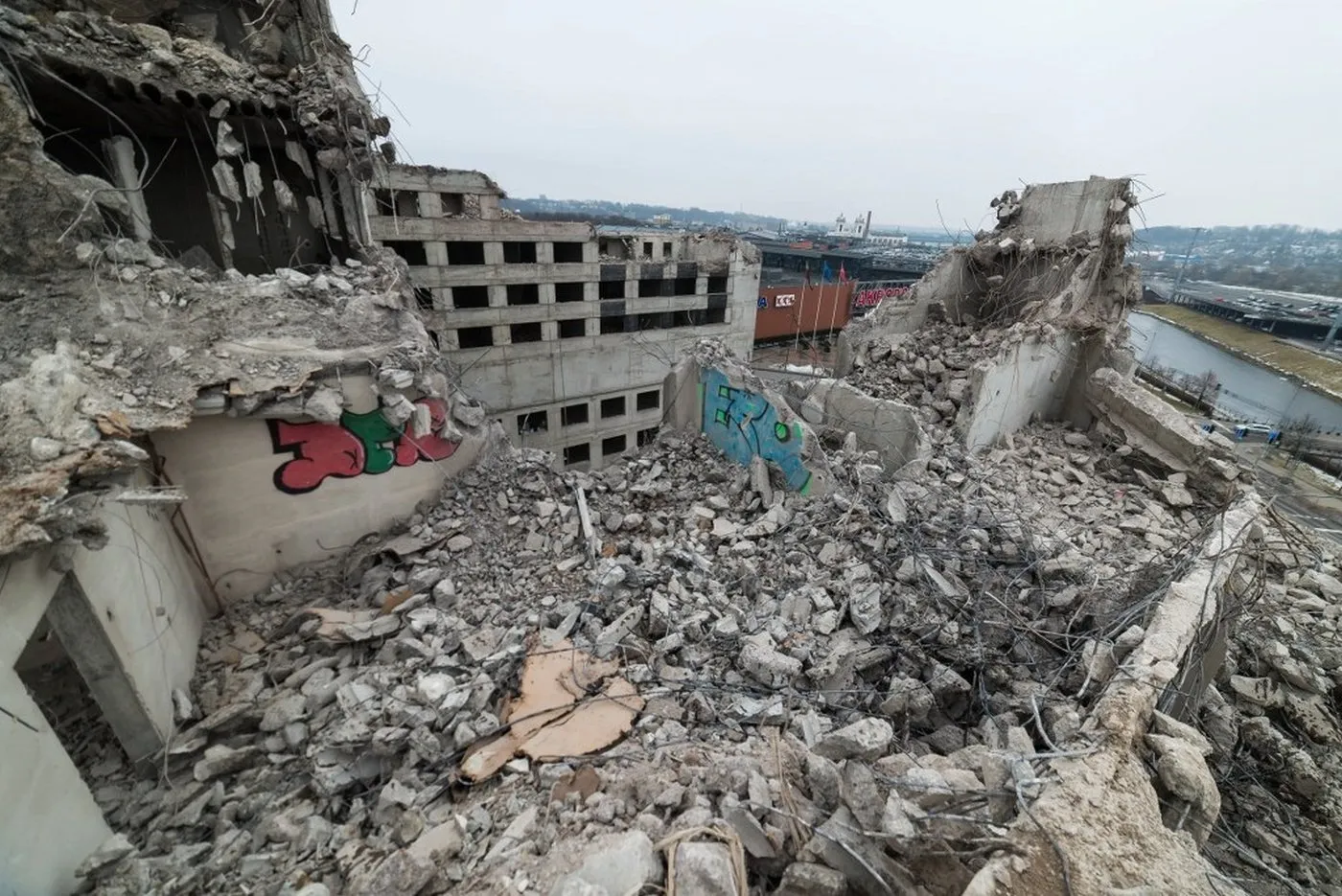 „Respublikos“ griovimo darbai