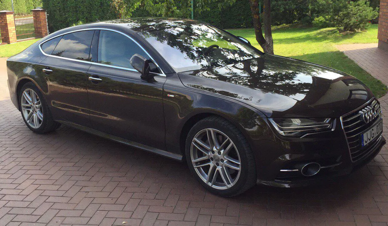 Merginos vairuotas automobilis