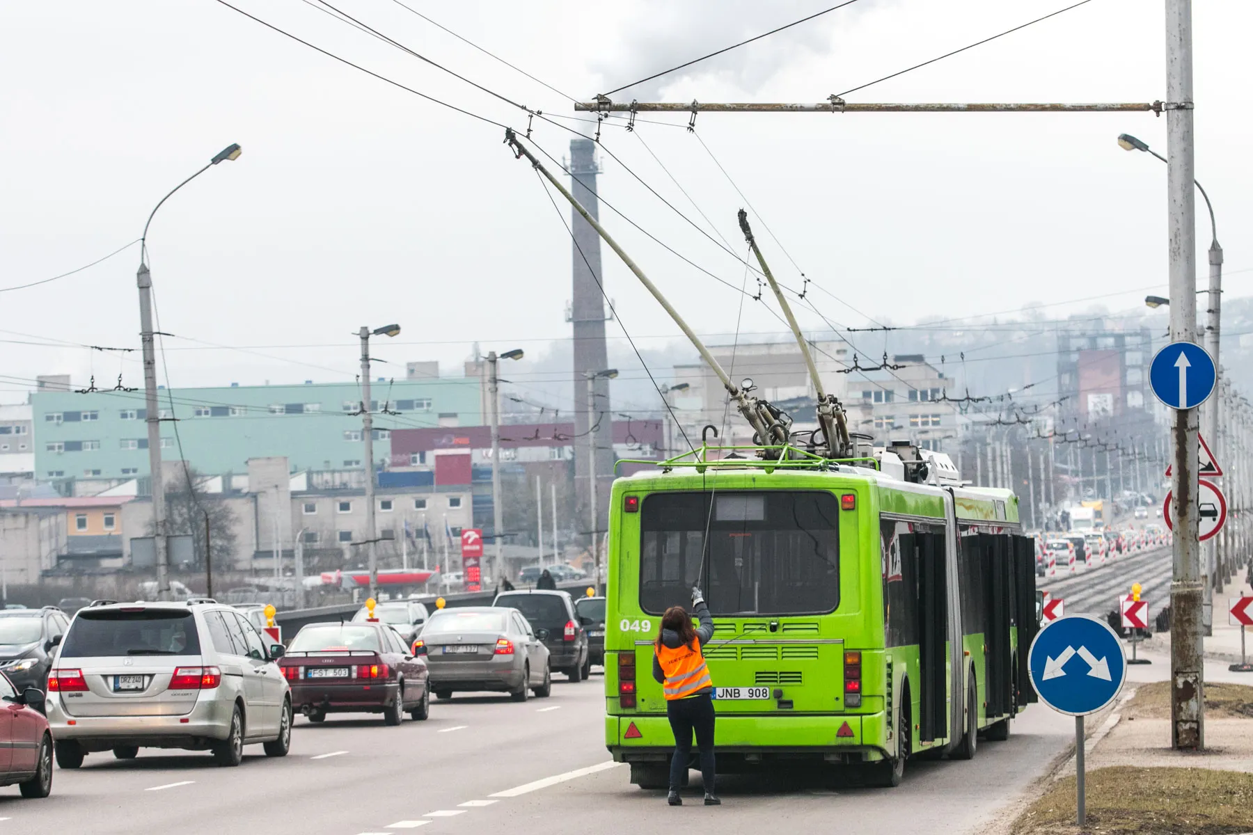 Troleibusų eismas renovuojamu Varnių tiltu