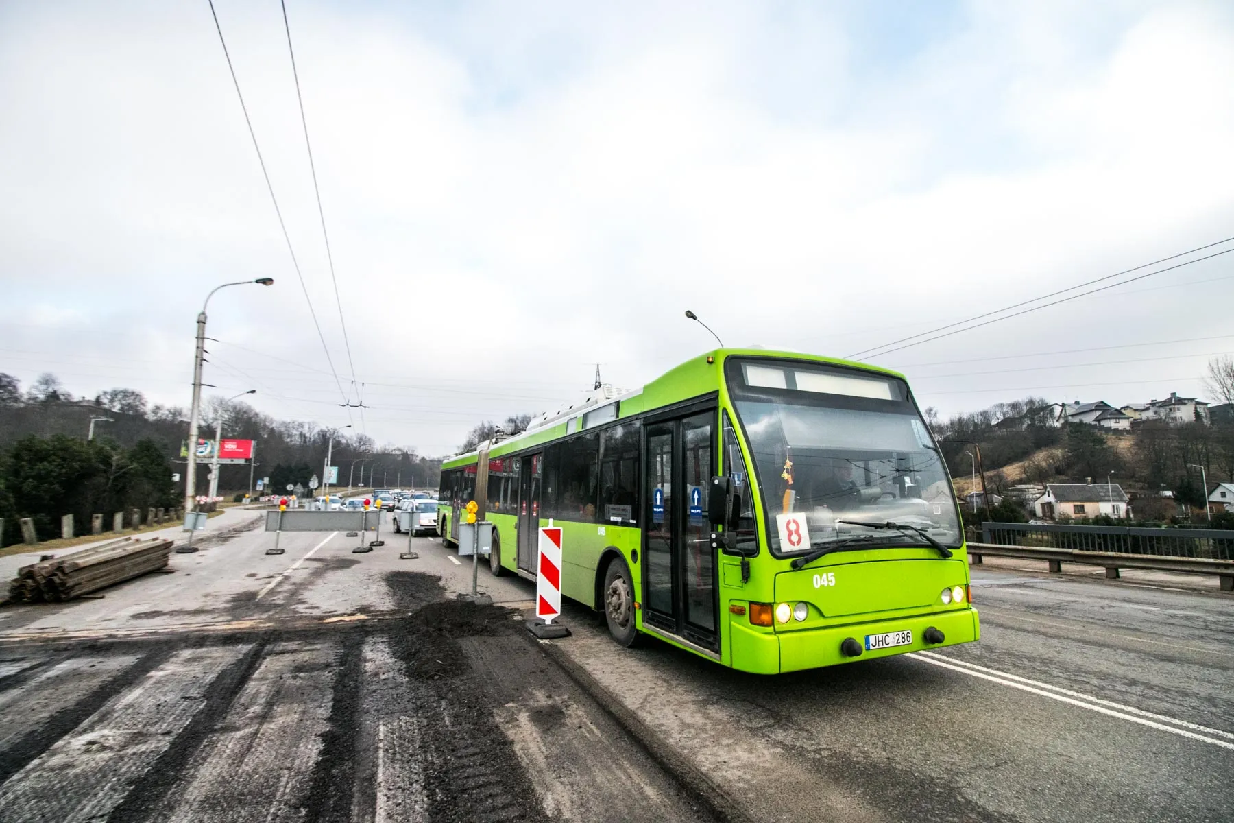 Troleibusų eismas renovuojamu Varnių tiltu